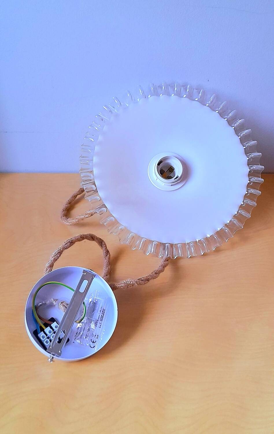 Suspension in pleated white opaline