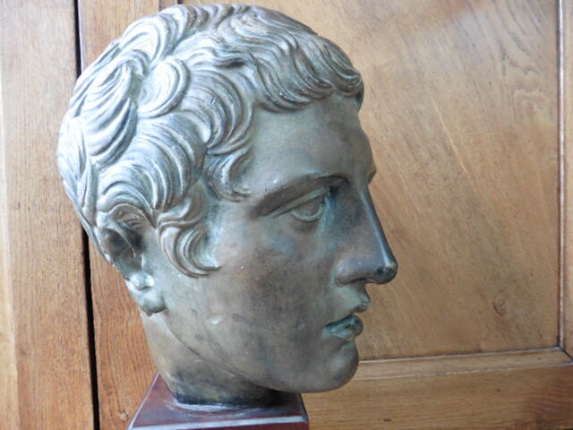 Tête d'Alexandre le Grand en terre cuite sur socle de bois