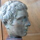Tête d'Alexandre le Grand en terre cuite sur socle de bois