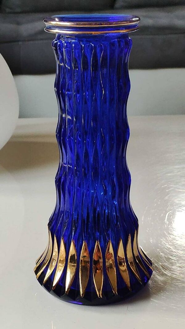Vase Design Walther Glas, forme Graphique pointes flammées dorées. En verre d Art soufflé, bleu cobalt. Haut 25 cm