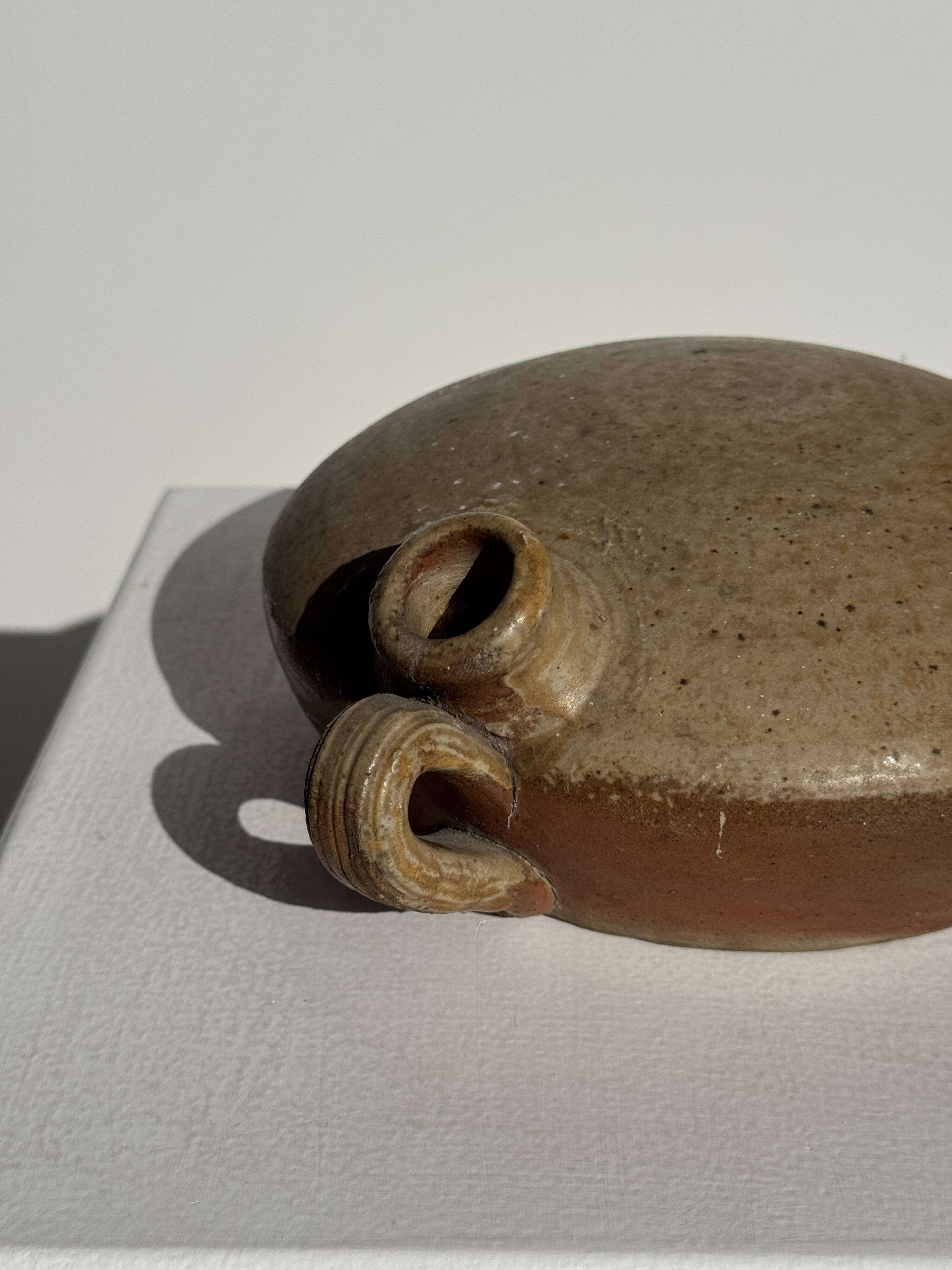 Round flat jar in old stoneware D20