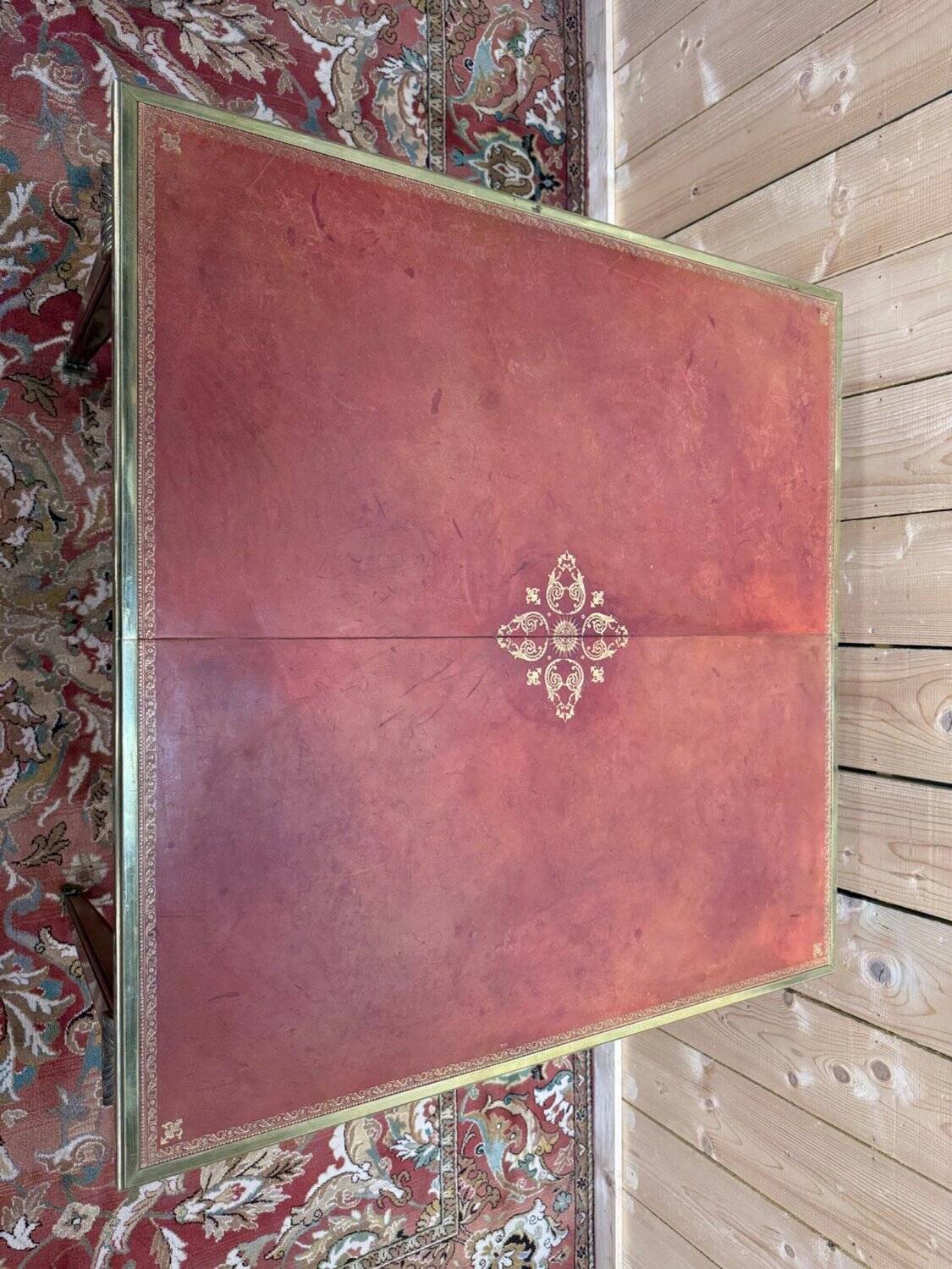 Table extensible style Louis XVI – Plateau cuir doré au petit fer – Bronze doré