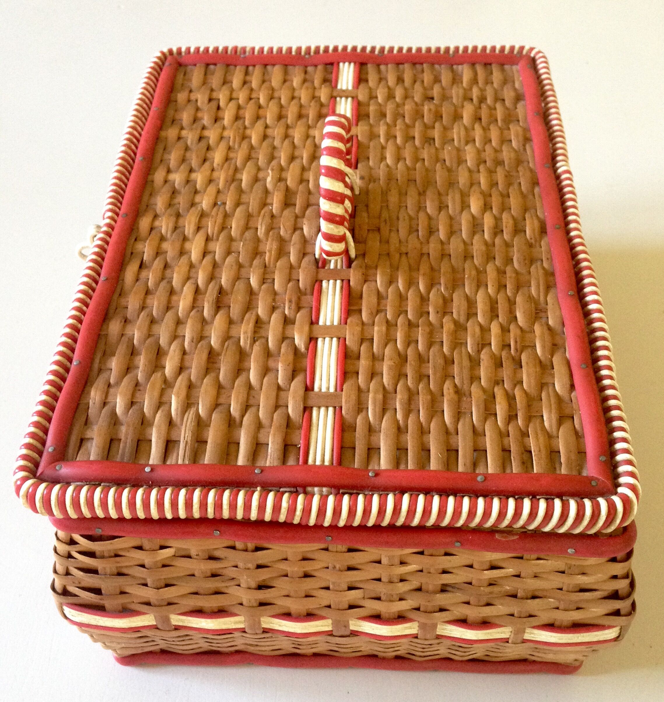 Basket wicker and scoubidou circa 1950