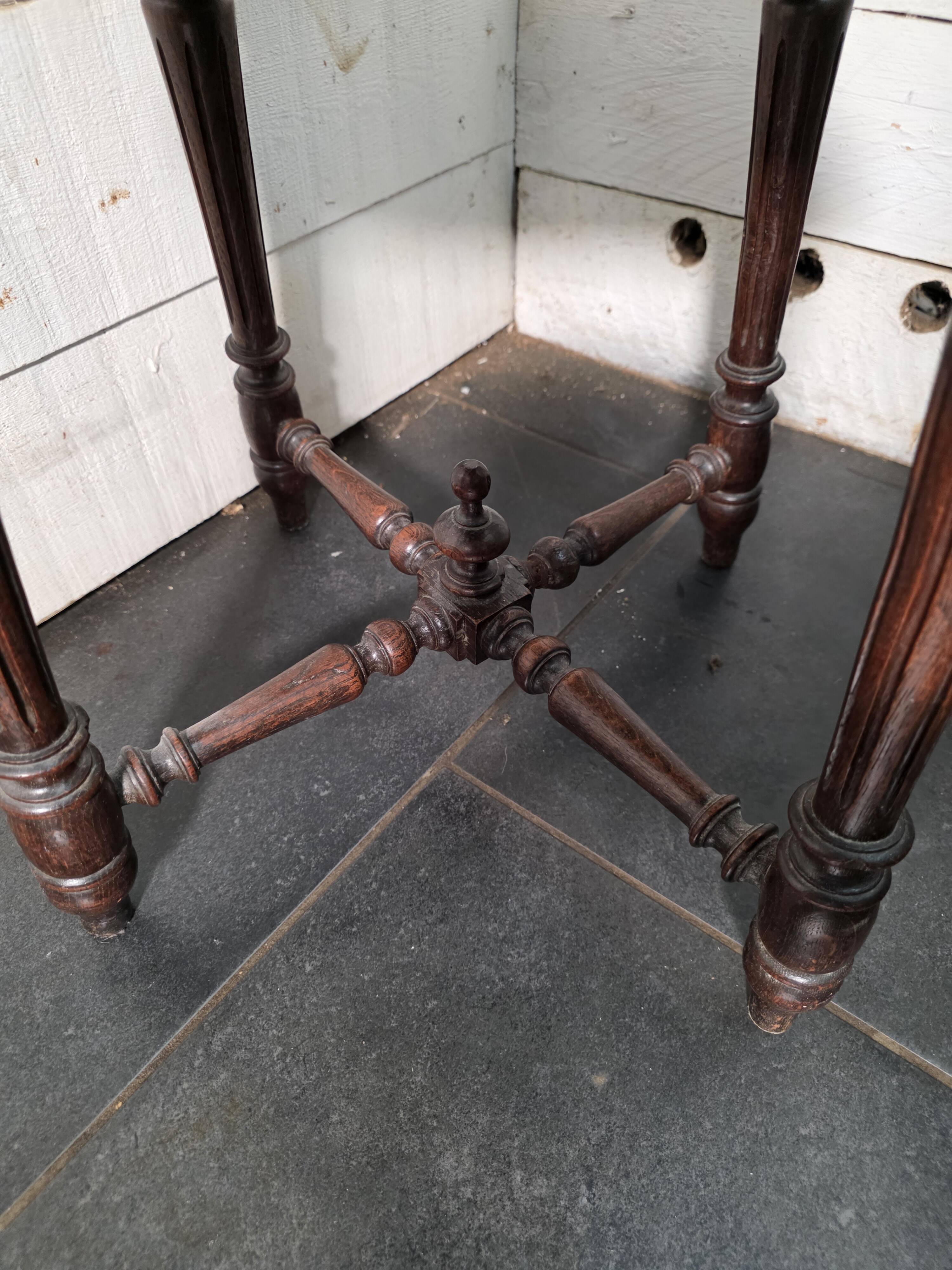Tabouret ancien en bois sculpté en chêne massif