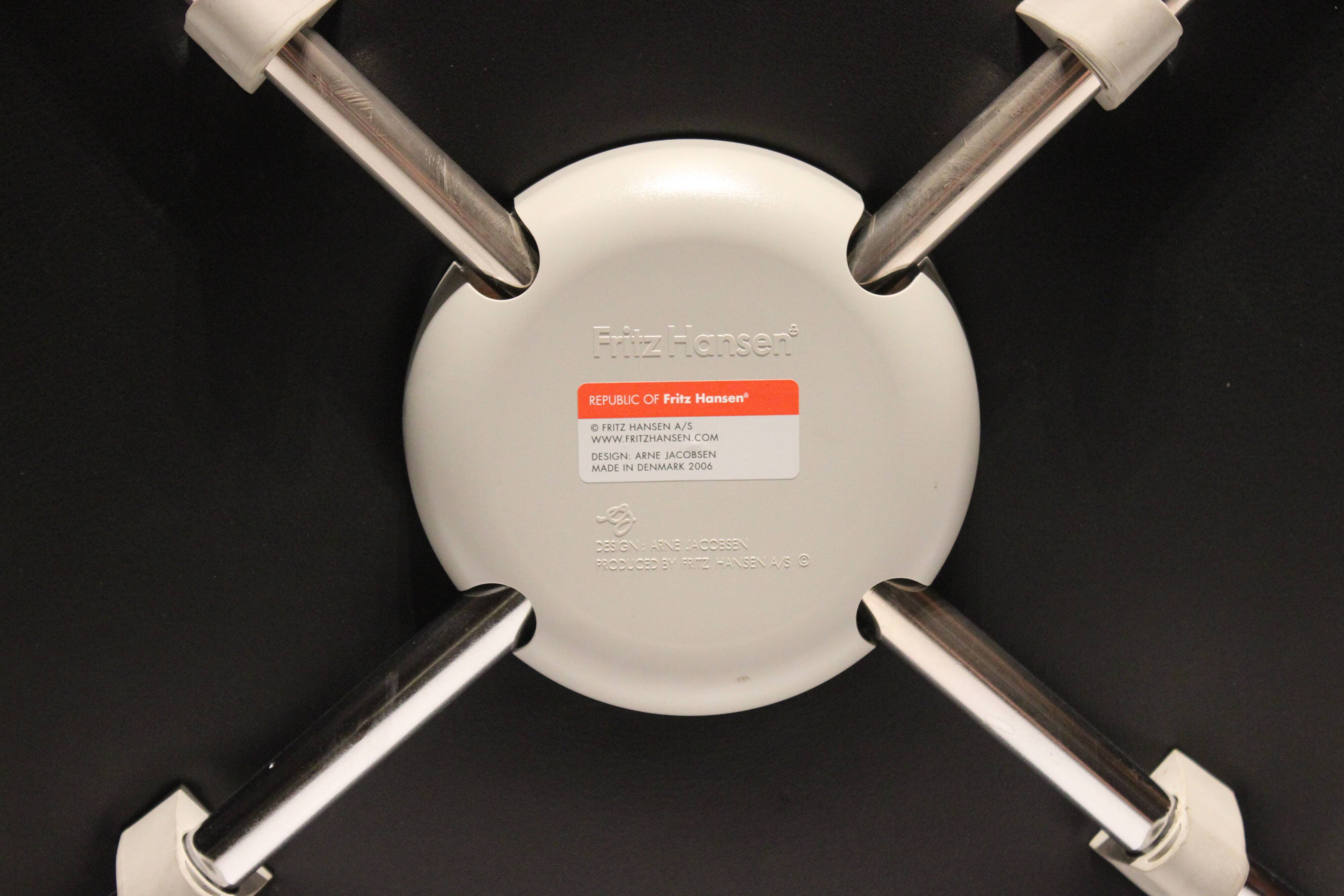 Quatre fauteuils modèle 3207, par Arne Jacobsen, 2006