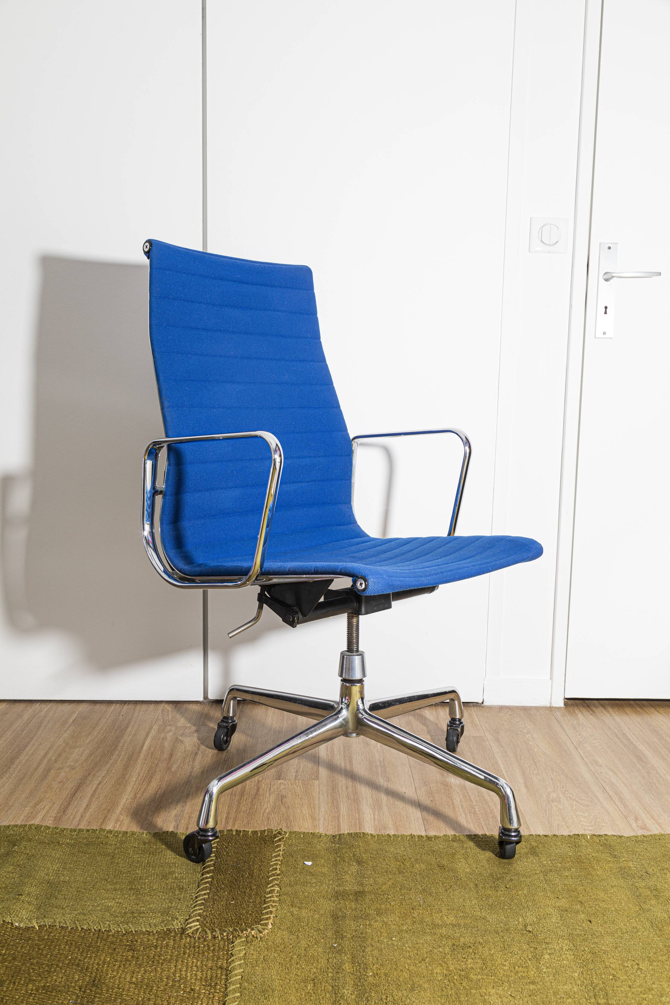 Fauteuil Ea 119 de Ray et Charles Eames Edition originale Herman Miller