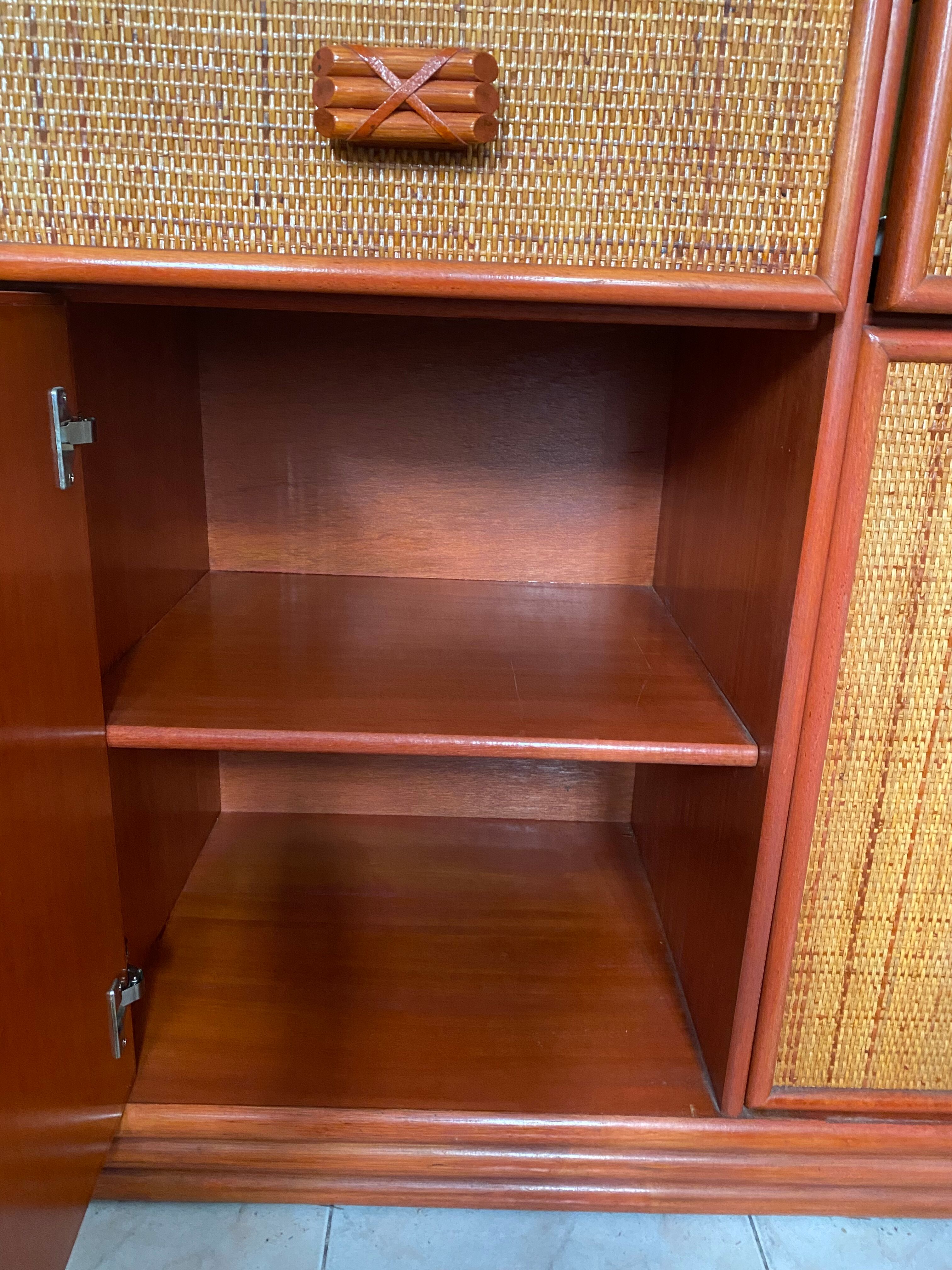 Buffet en bois ornement en rotin