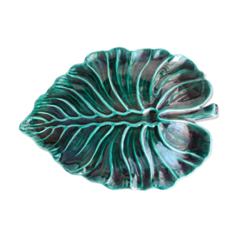 Green leaf-shaped dish
