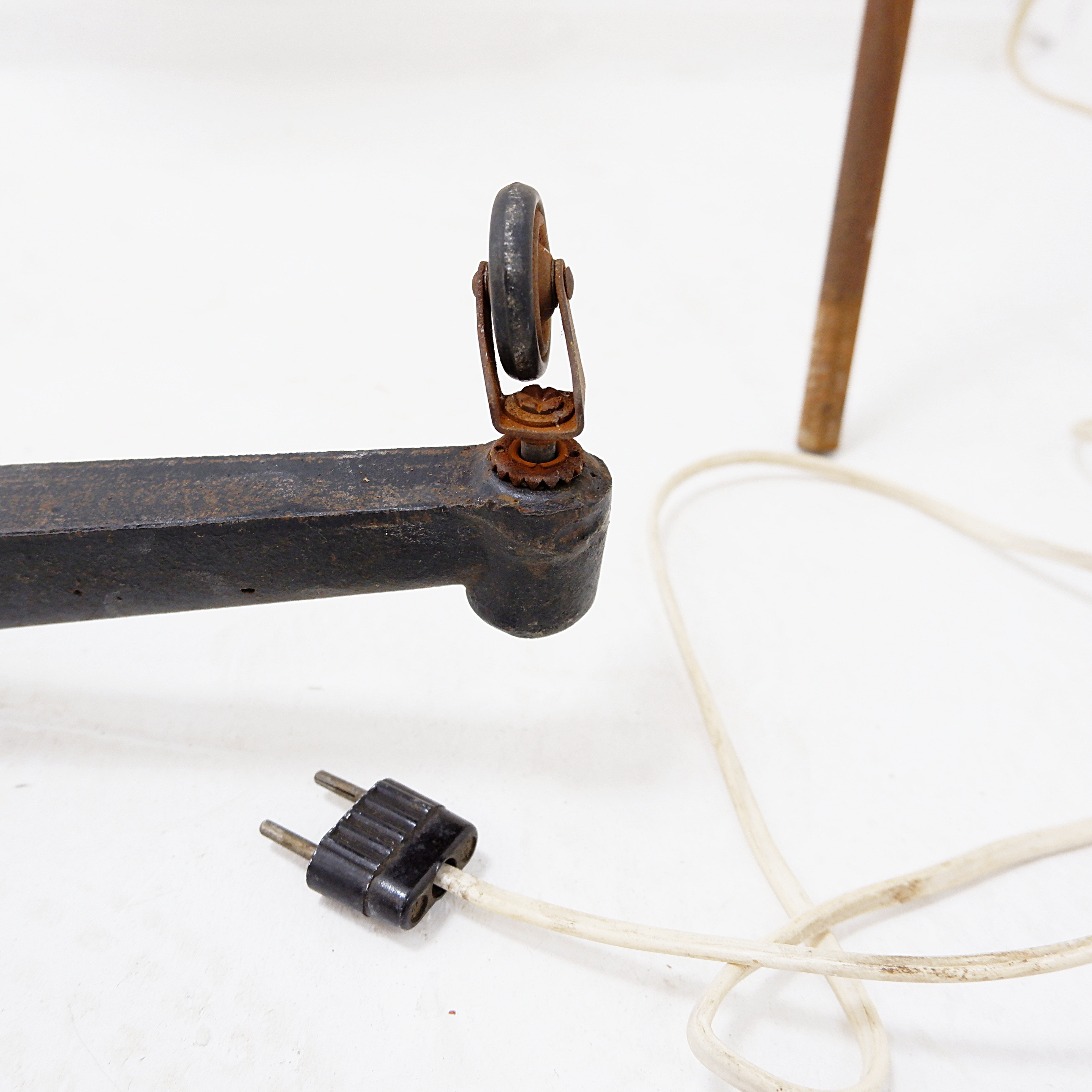 Industrial articulated floor lamp