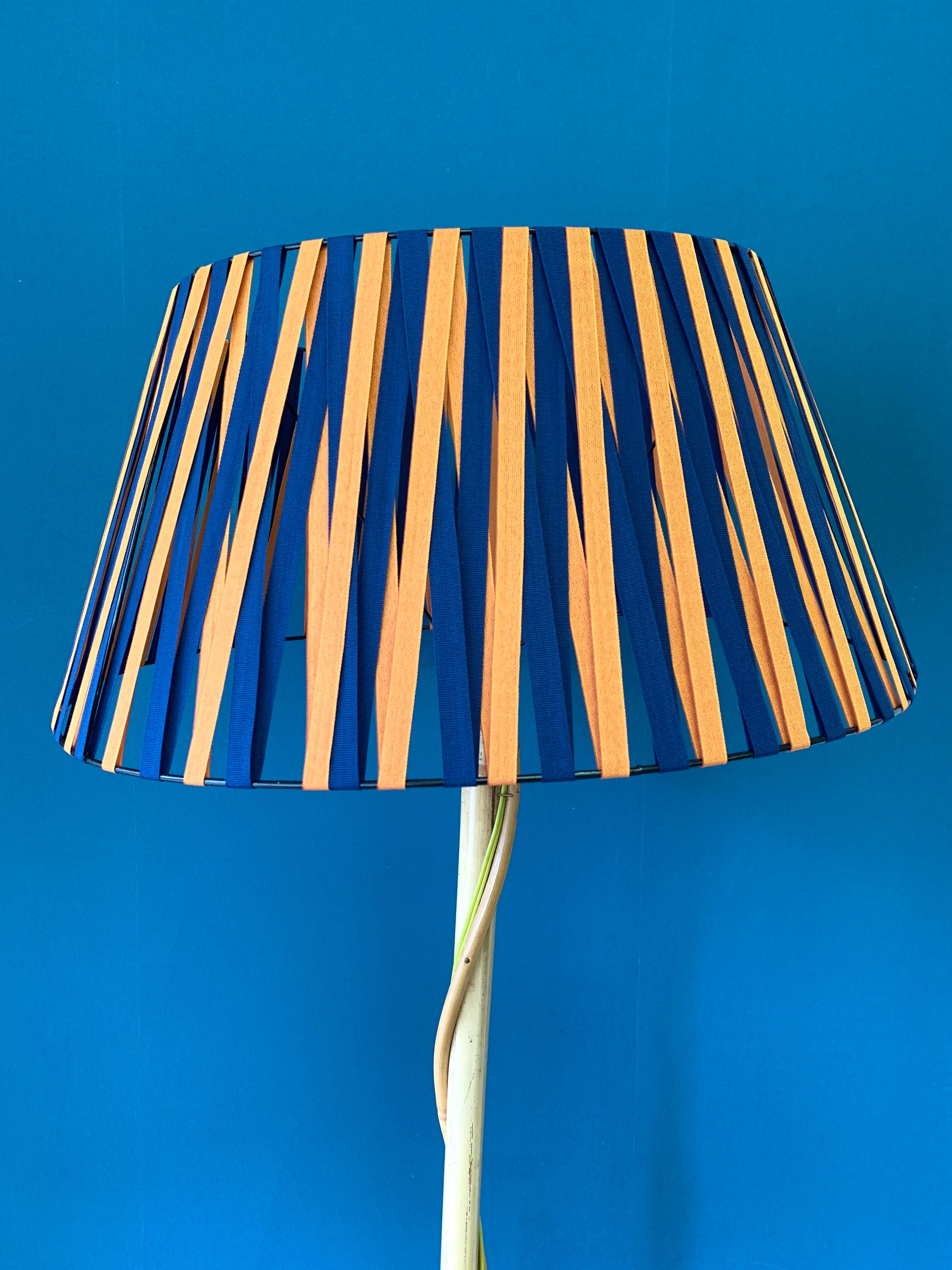 Lampadaire liseuse vintage en rotin