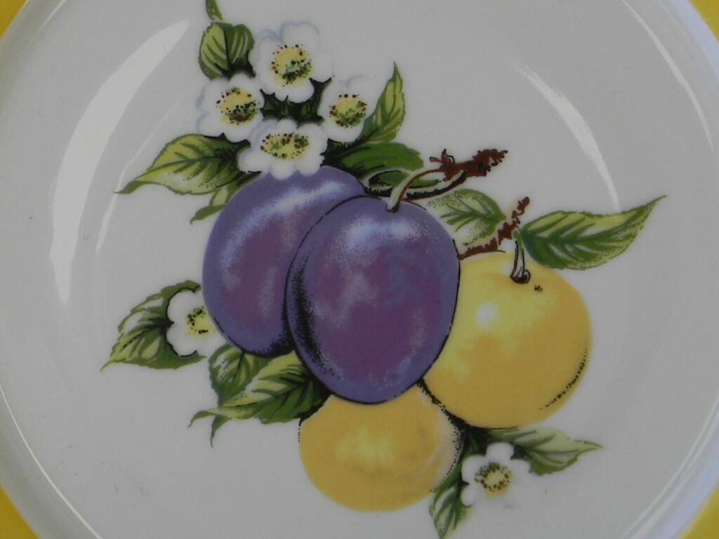 6 flat plates in porcelain from LIMOGES. Fruit decoration.