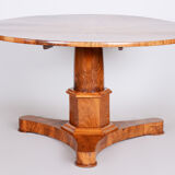 Table à manger pliante antique, fabriquée au 19ème siècle en Tchéquie. Restauré.