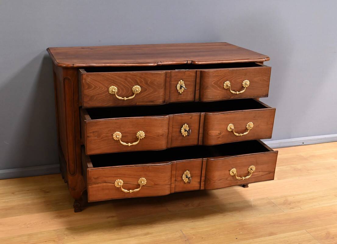 Acacia chest of drawers, Louis XV period – 2nd part of the 18th century