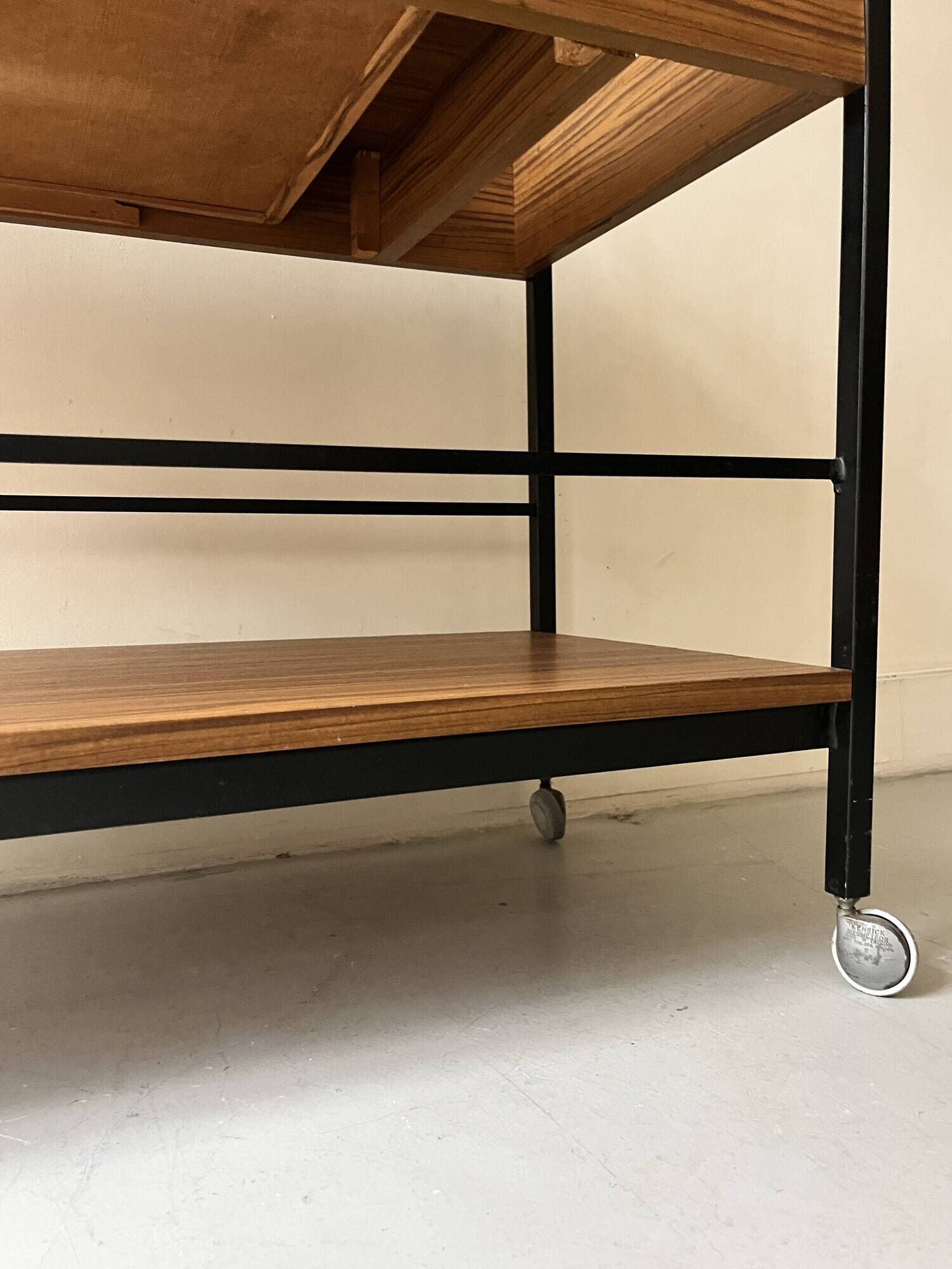 Rolling serving table in wood and black metal by Pierre Guariche for Meurop, design 1960