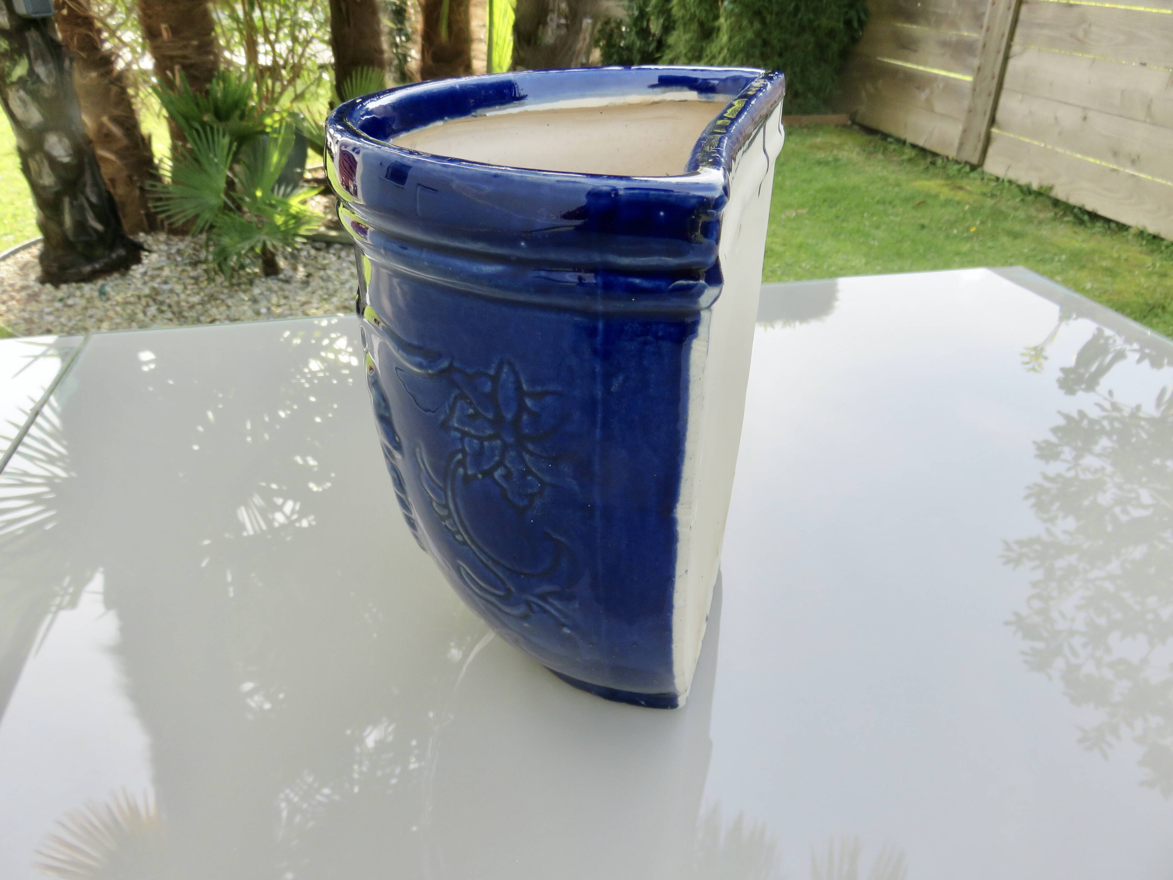 Potiche murale en terre cuite vernissée bleue à décor de raisin, années 70