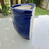 Potiche murale en terre cuite vernissée bleue à décor de raisin, années 70