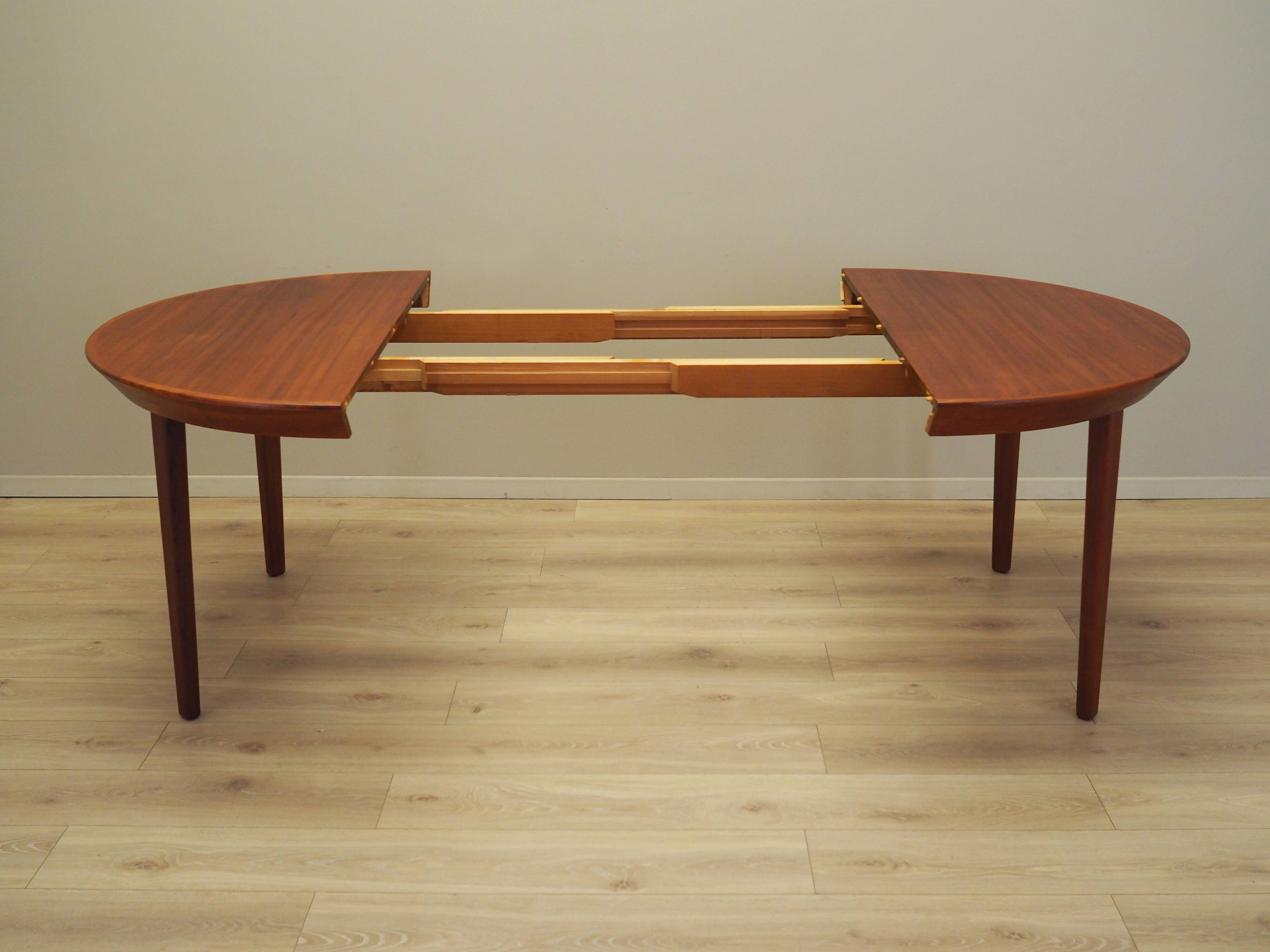 Round teak table, Danish design, 1960s, manufacturer: Gudme Møbelfabrik, de