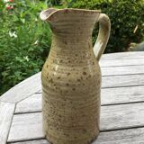 Vase ou pichet en grès beige vert signé pont igom bavil ?