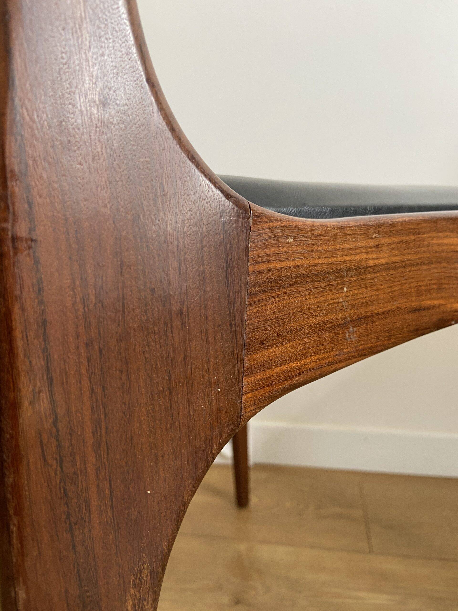 Chaise vintage bois et skaï noir