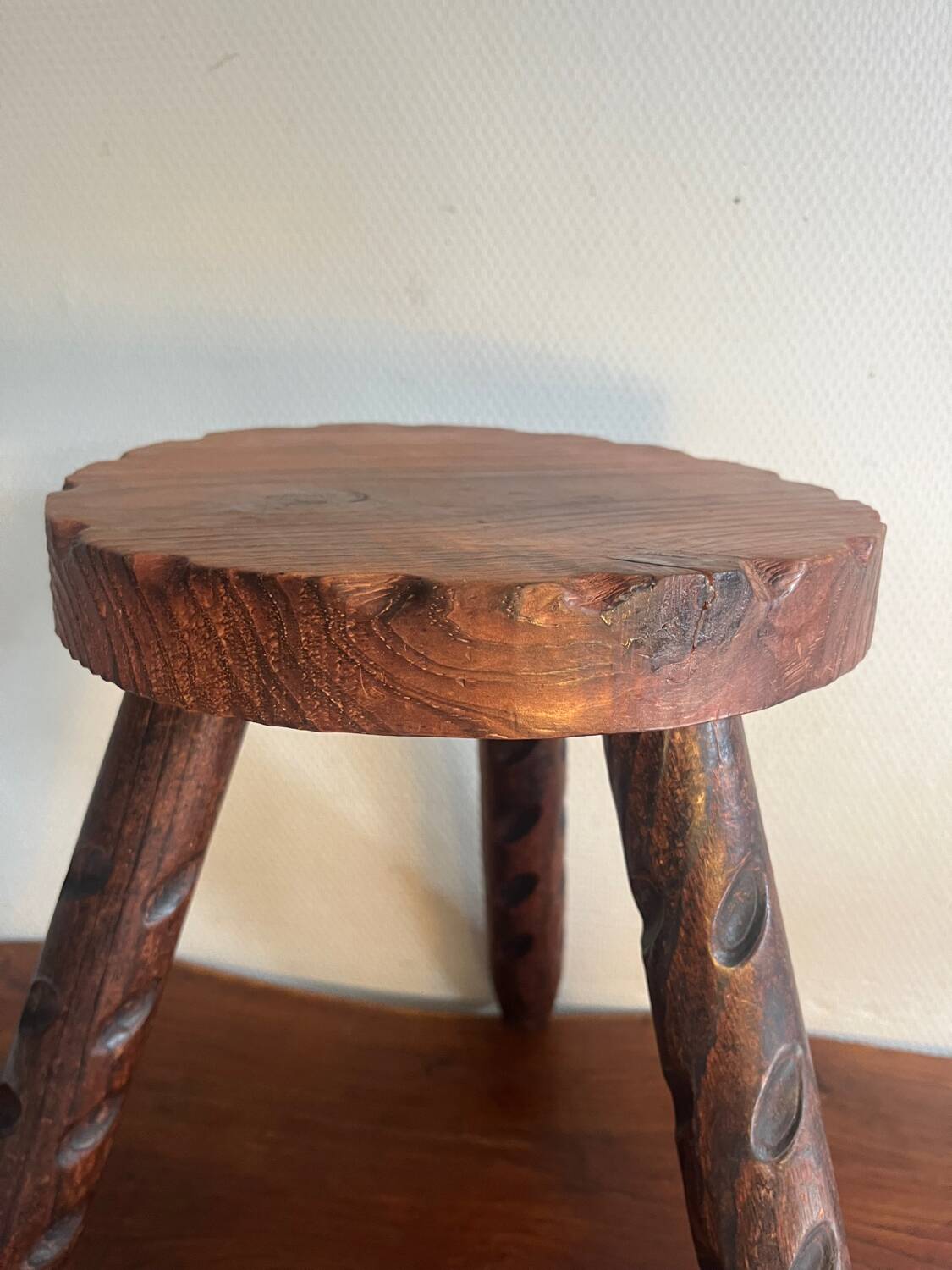 Tabouret tripode en bois