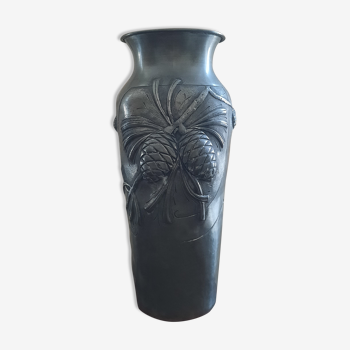 Vase en étain aux pommes de pin, F. Cortesi, début du XXe siècle