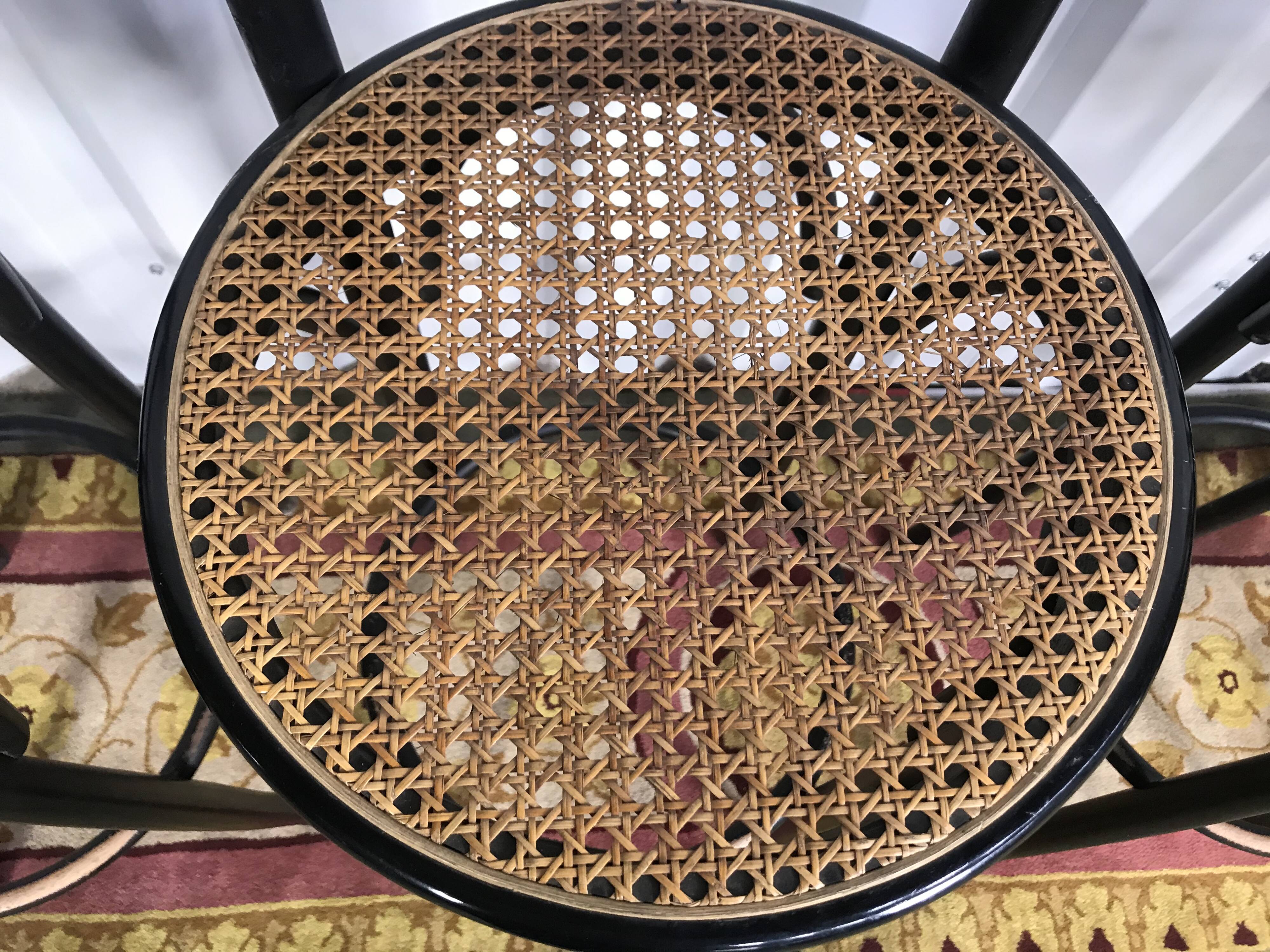 Suite de 4 tabourets de bar en cannage et bois noirci