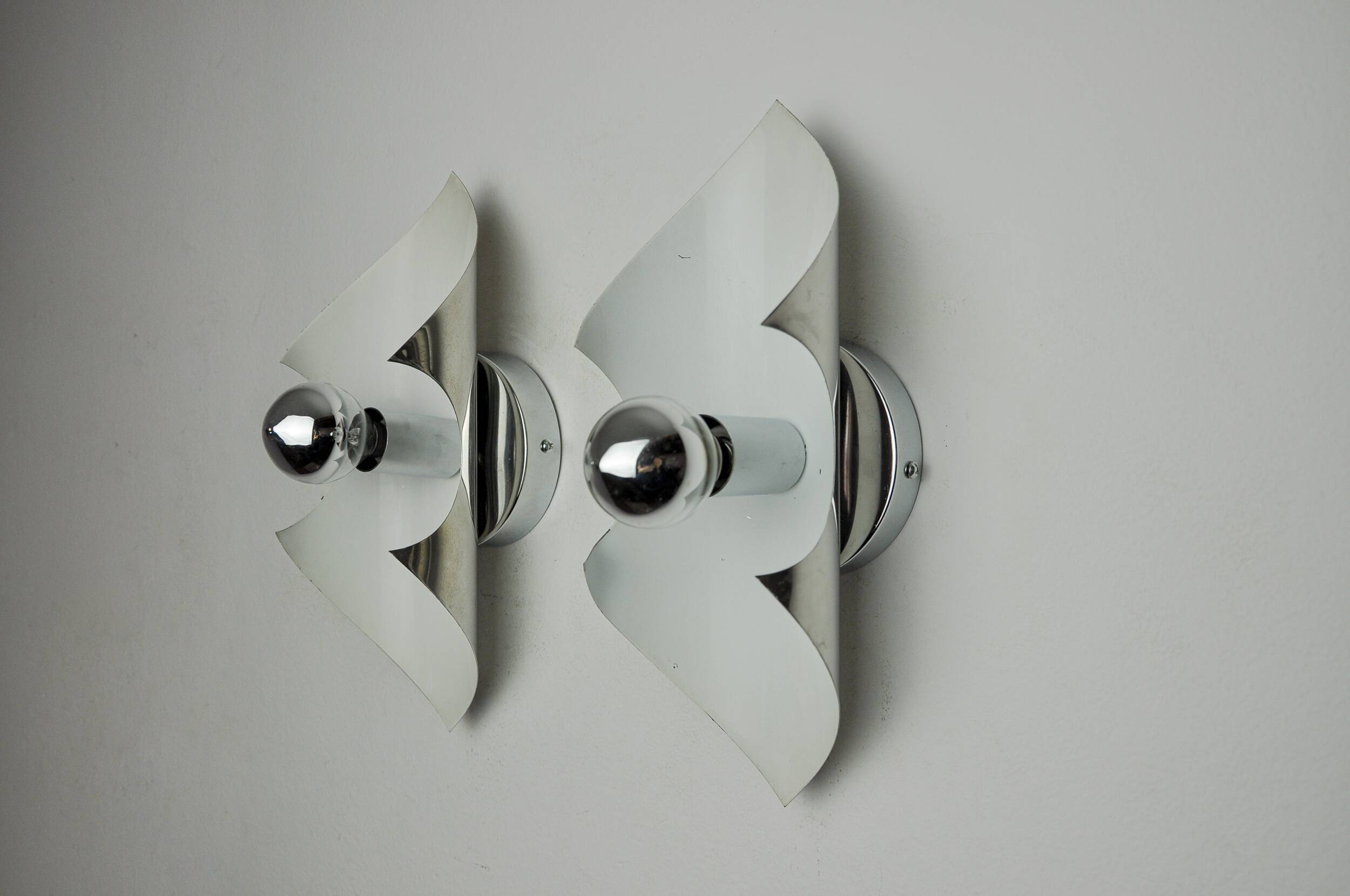 Pair of "folio" wall lights, space age, chromed metal, Italy, 1970
