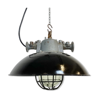 Suspension industrielle en émail noir et fonte, années 1950