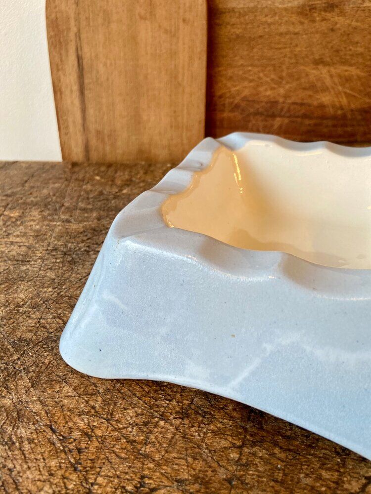 Enamelled earthenware ashtray