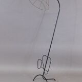 Lampadaire porte revue en fer forgé et et laiton, ampoule apparente 1960