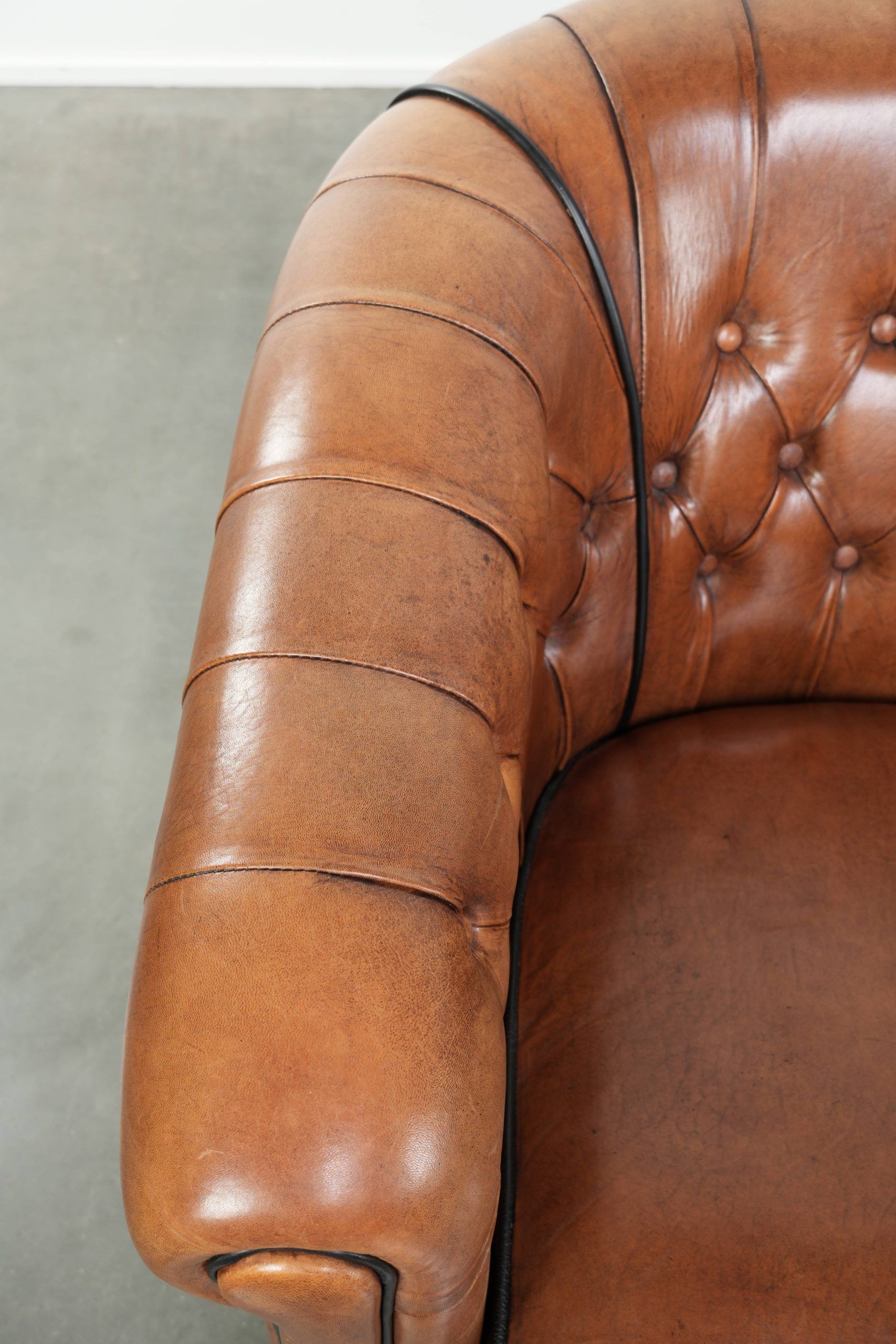 Fauteuils club Chesterfield en peau de mouton de style anglais.