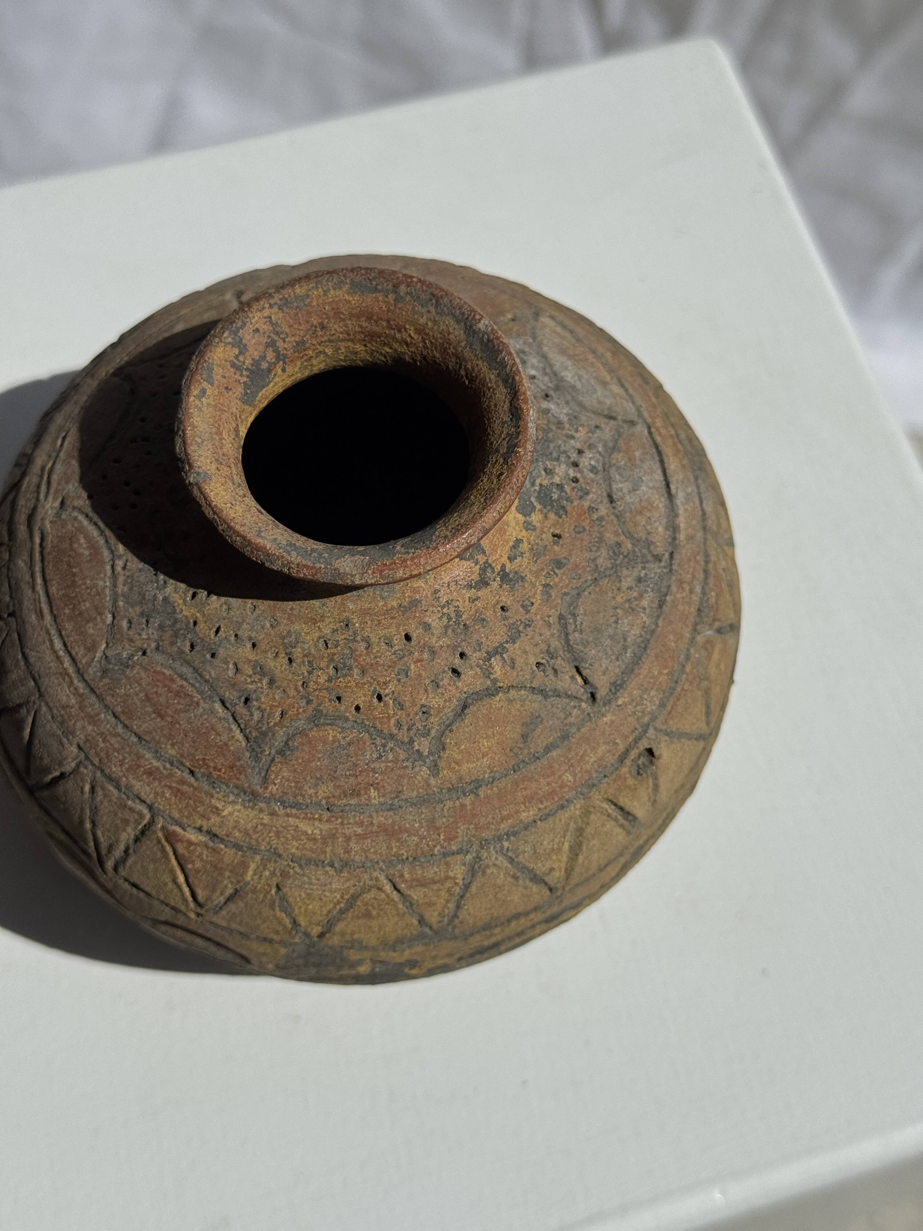Small round ancient vase in engraved terracotta, Indonesian polychromy H10 D1