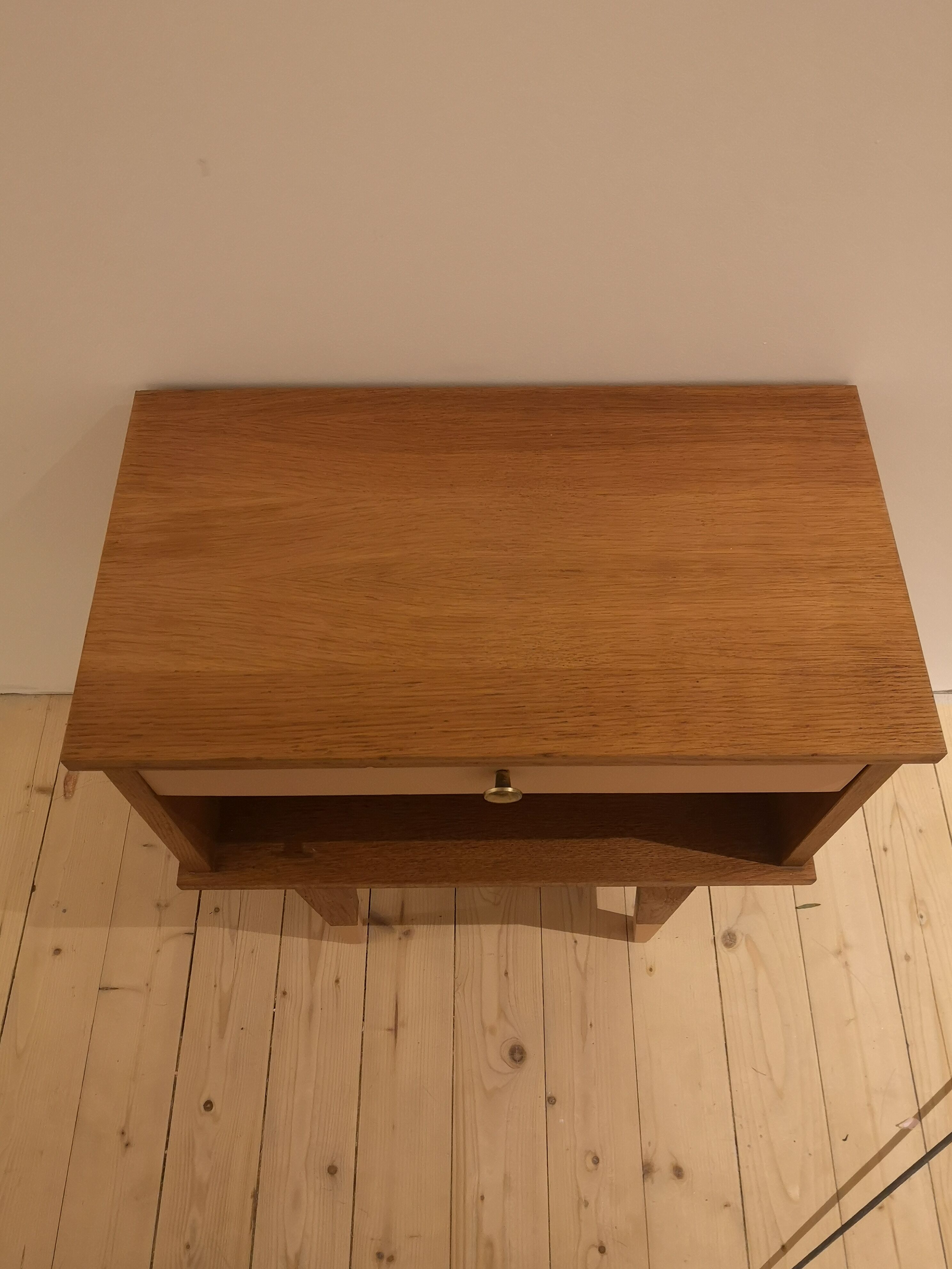 50/60 bedside table