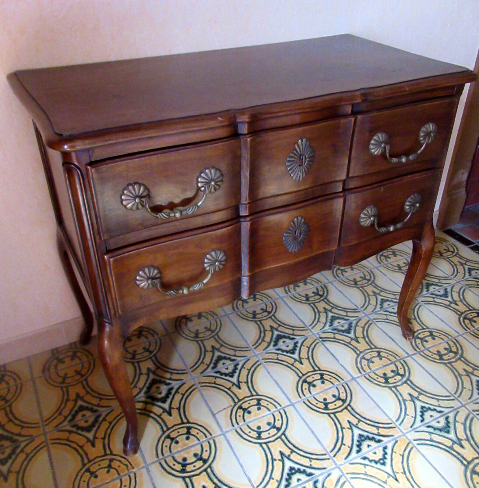 Small "crossbow" chest of drawers, Louis XV style, in walnut