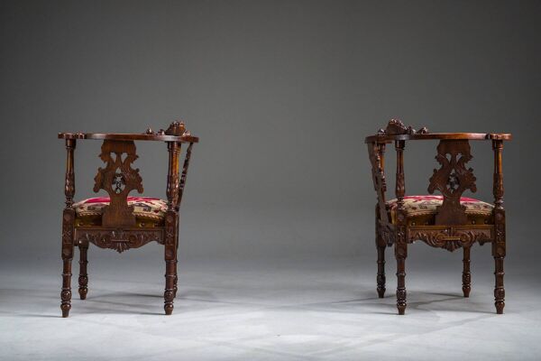 Chaises d'angle en noyer sculpté de style Renaissance italienne du XIXe siècle, lot de 2