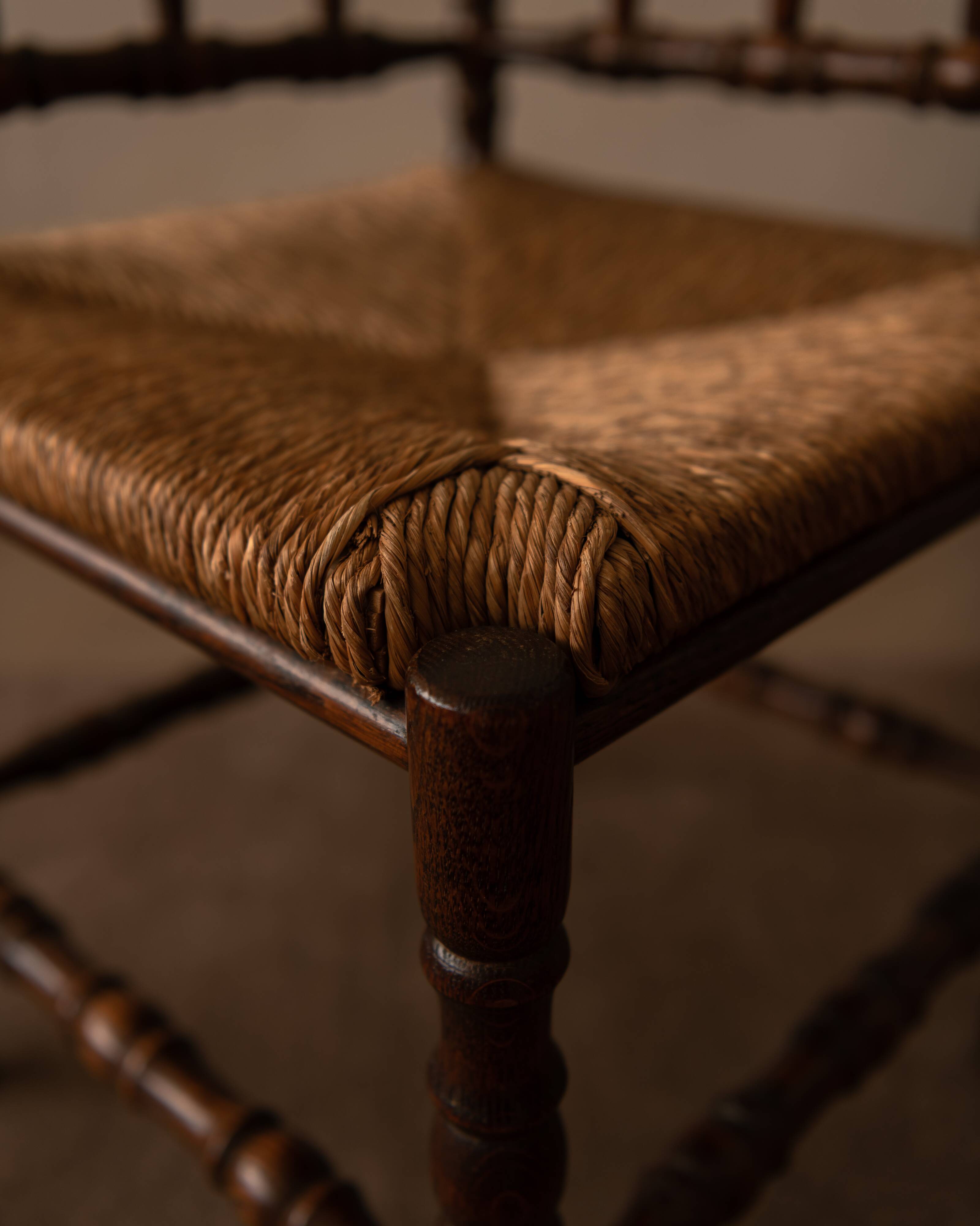 Chaise vintage à dossier ajouré et assise en jonc · 42×42×68 cm
