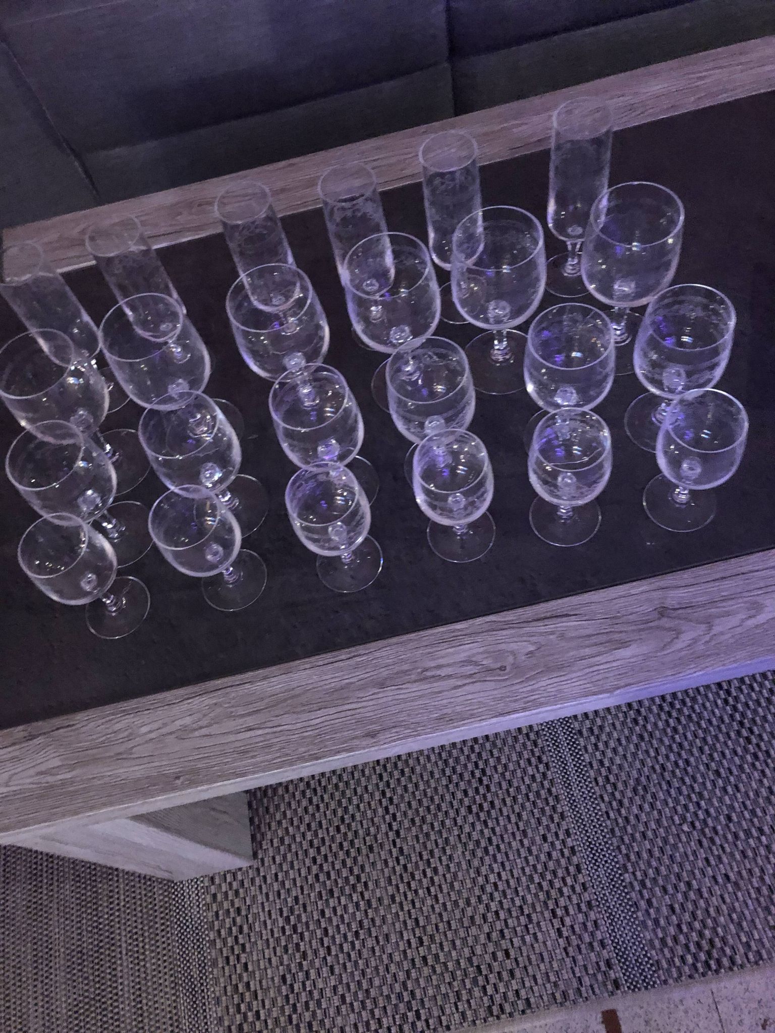 Ensemble de 24 verres en cristal d'Arques gravés modèle Matignon