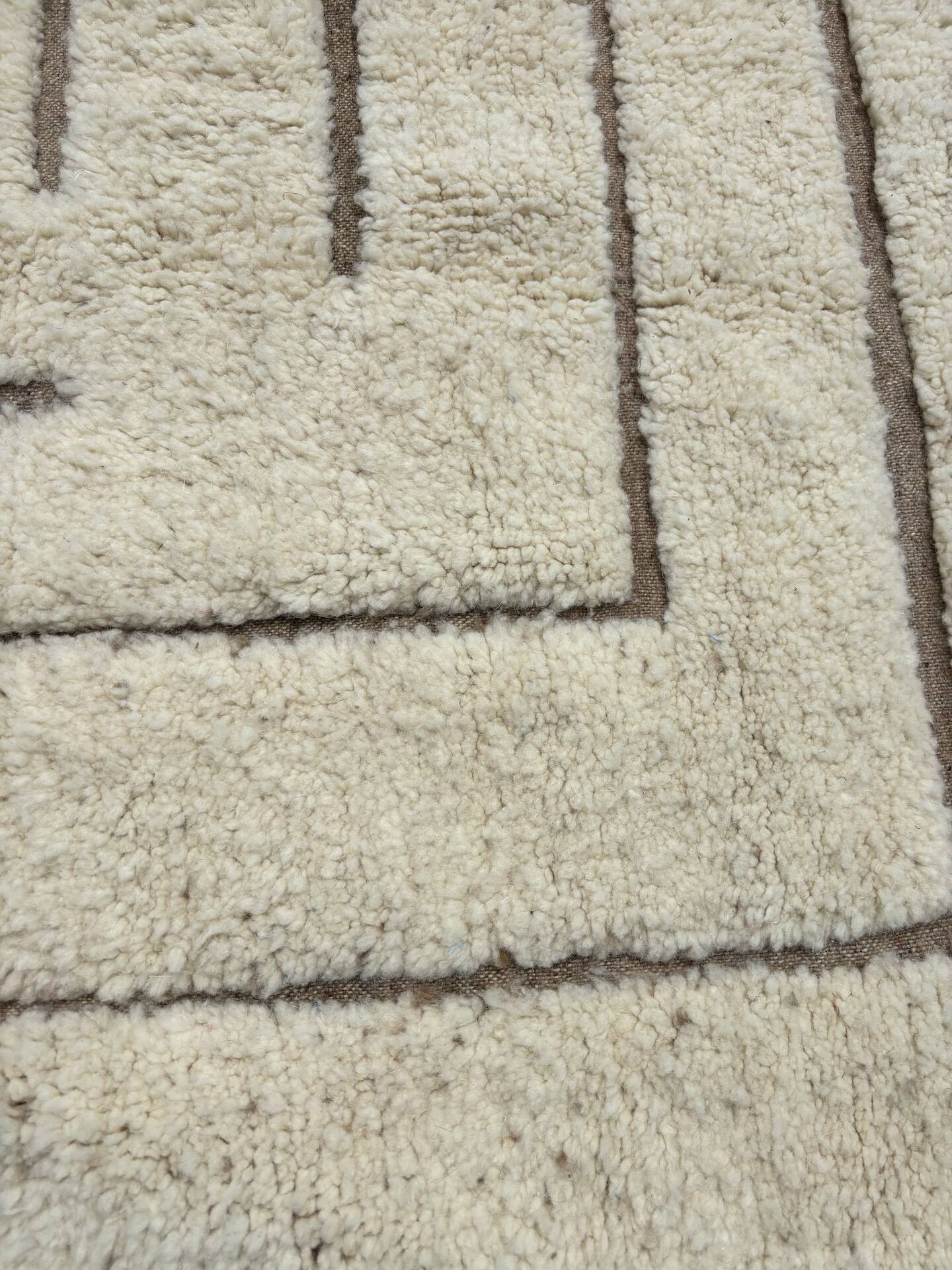 large modern Moroccan Berber rug Benin Ouarain