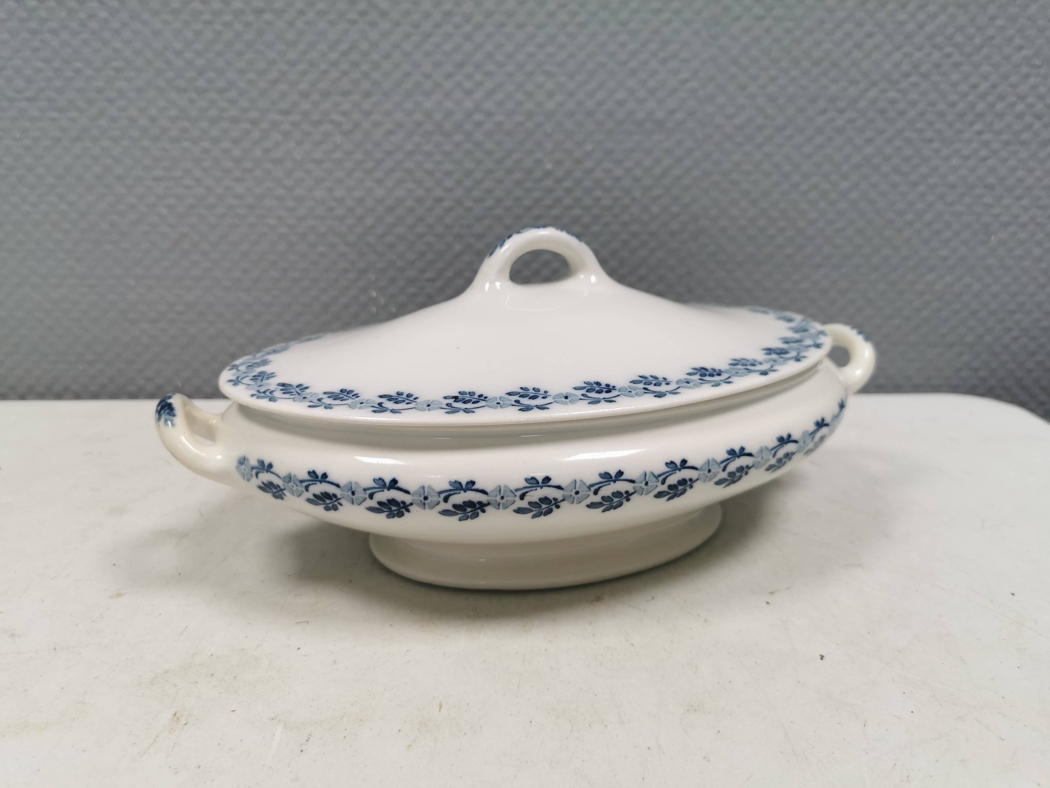 A very old Villeroy & Boch soup tureen. From about 1910-1920.