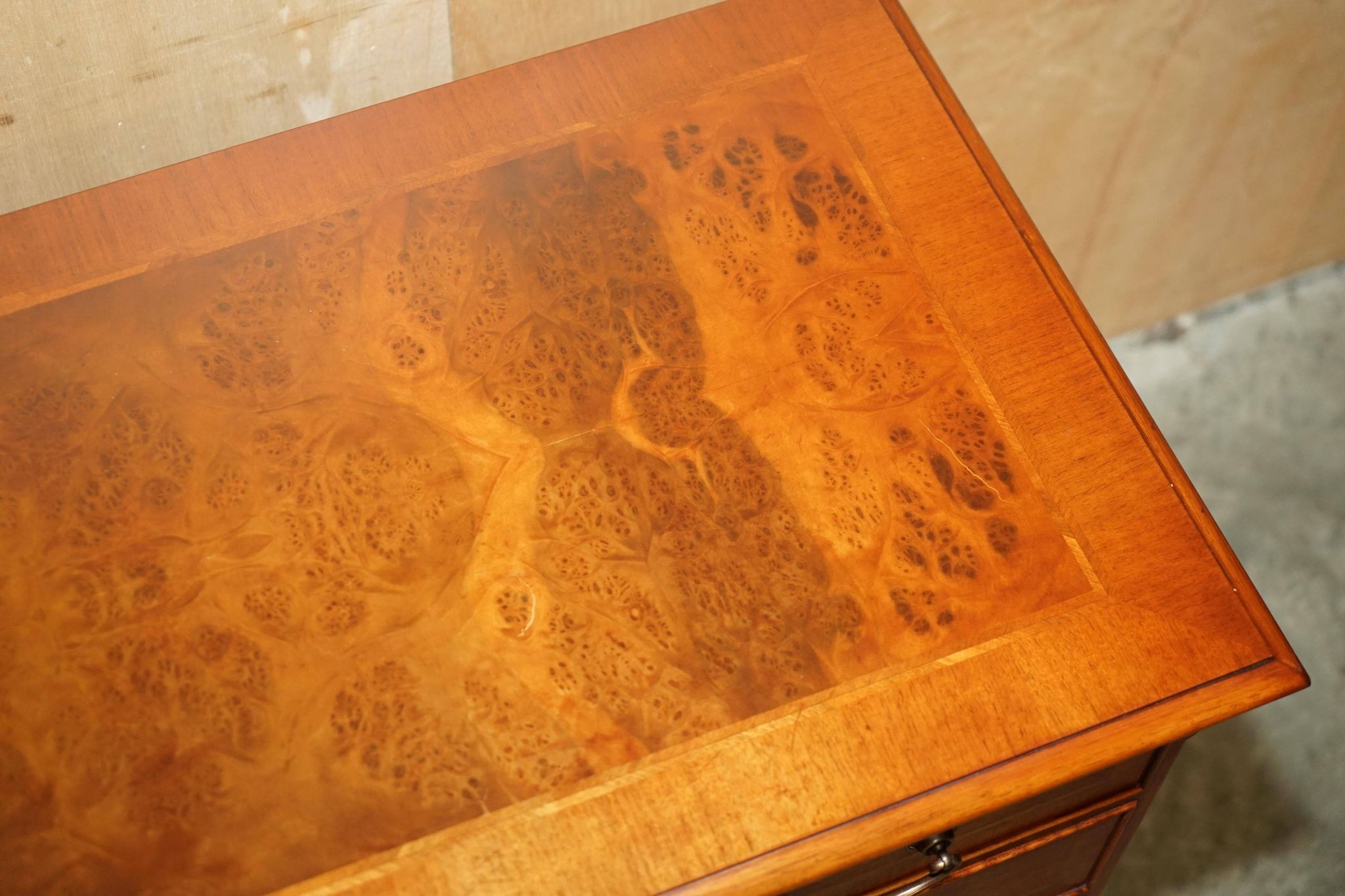 Buffet en noyer Burr & Burl avec patine