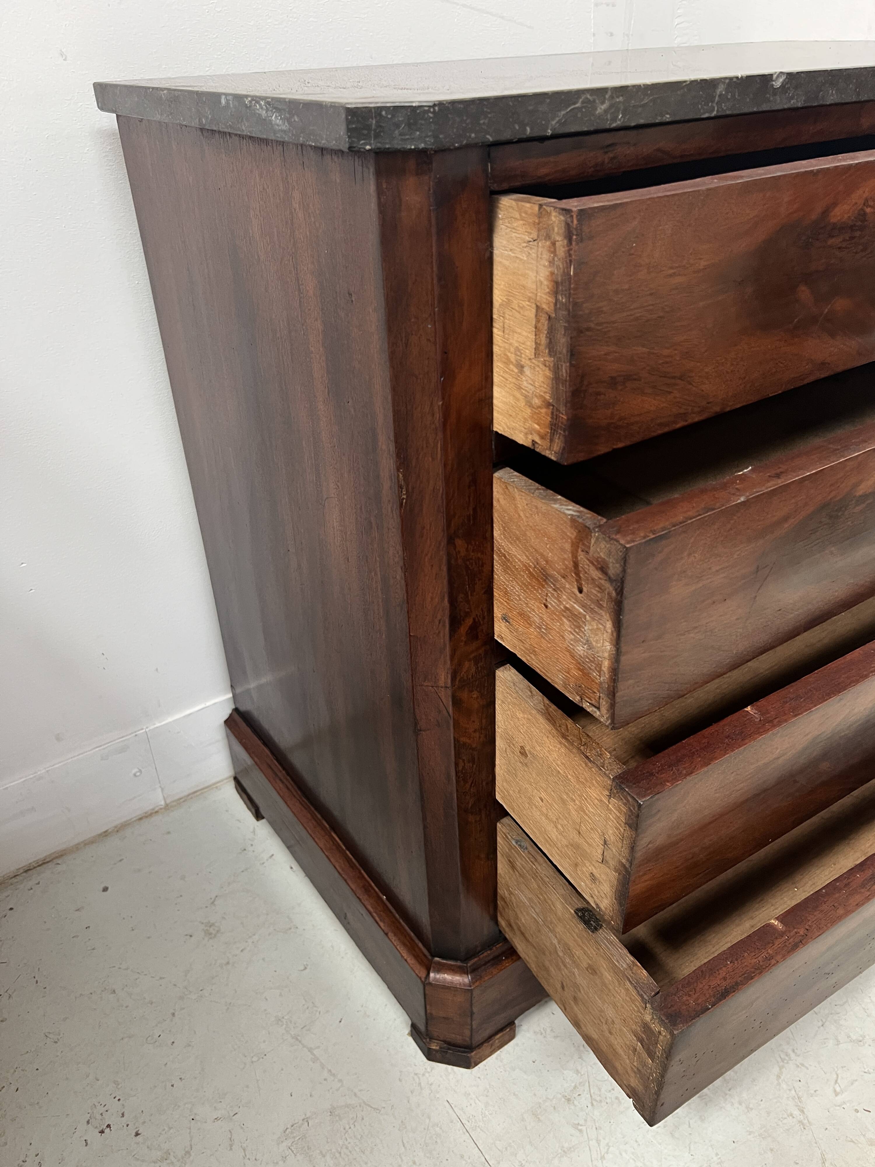 Commode en acajou de style Louis Philippe XIX siècle