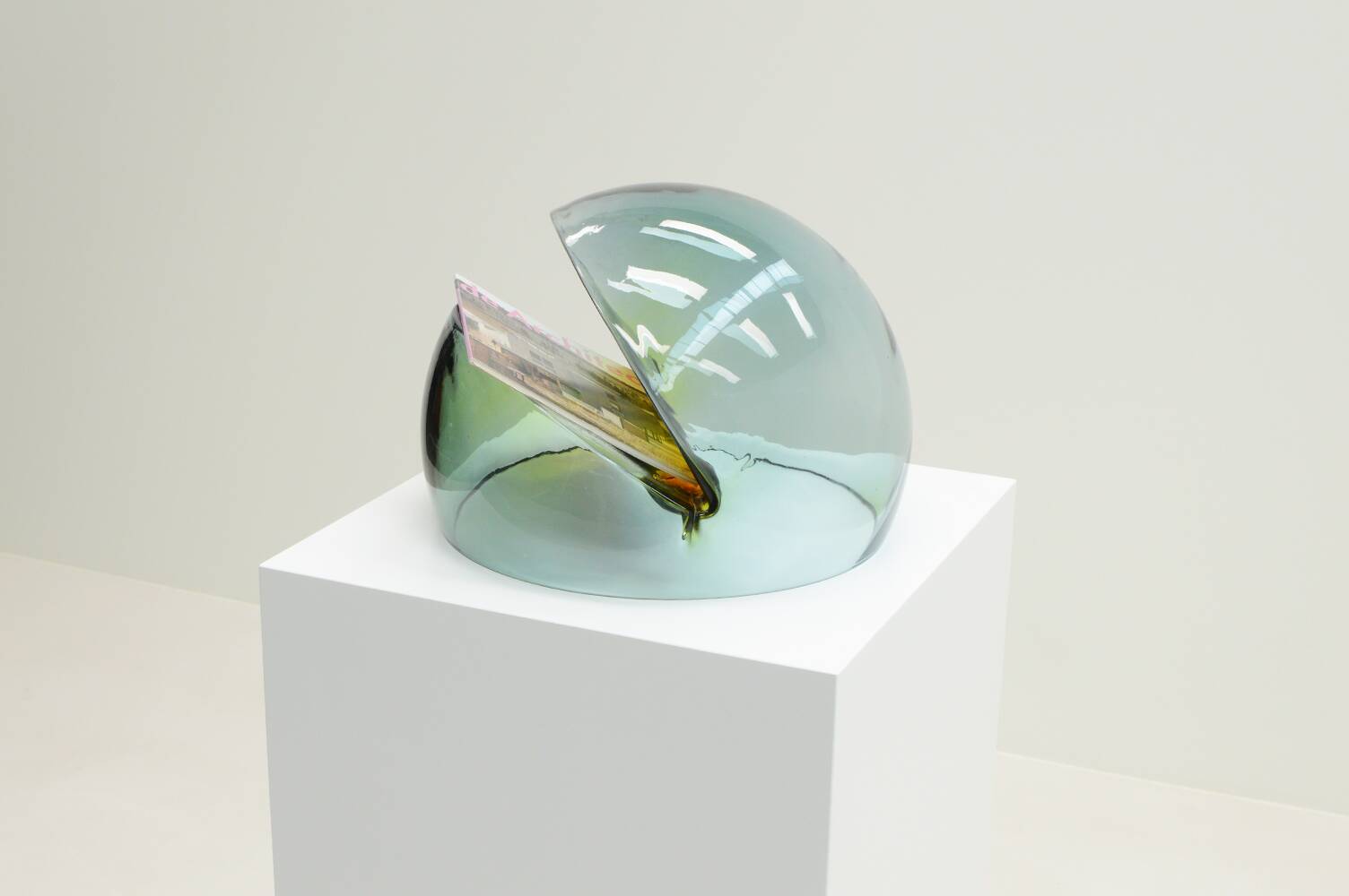 magazine rack by Toni Zuccheri for VeArt, 1970s Italy.