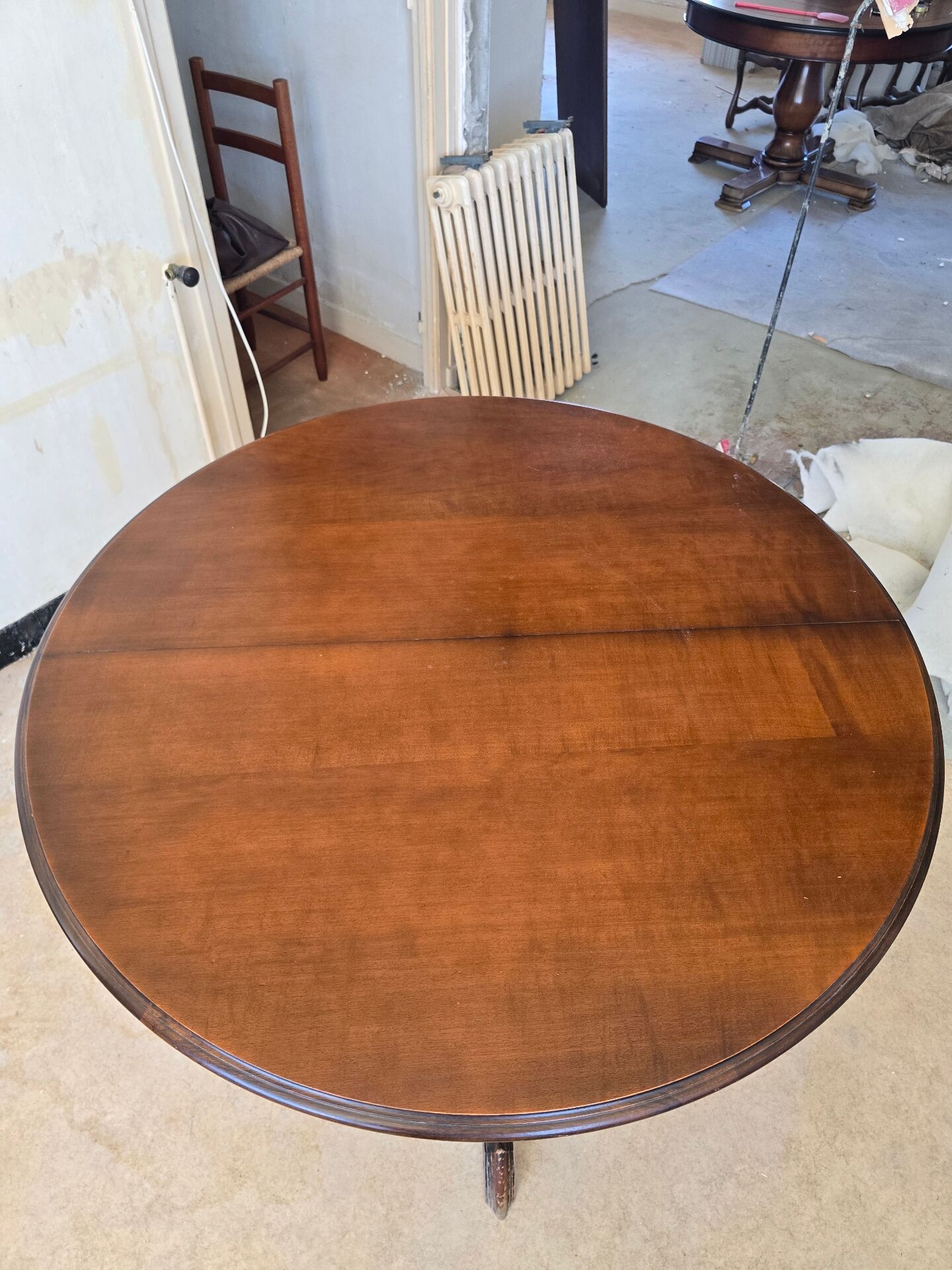 Table ronde ancienne à pied central – Ø 110cm