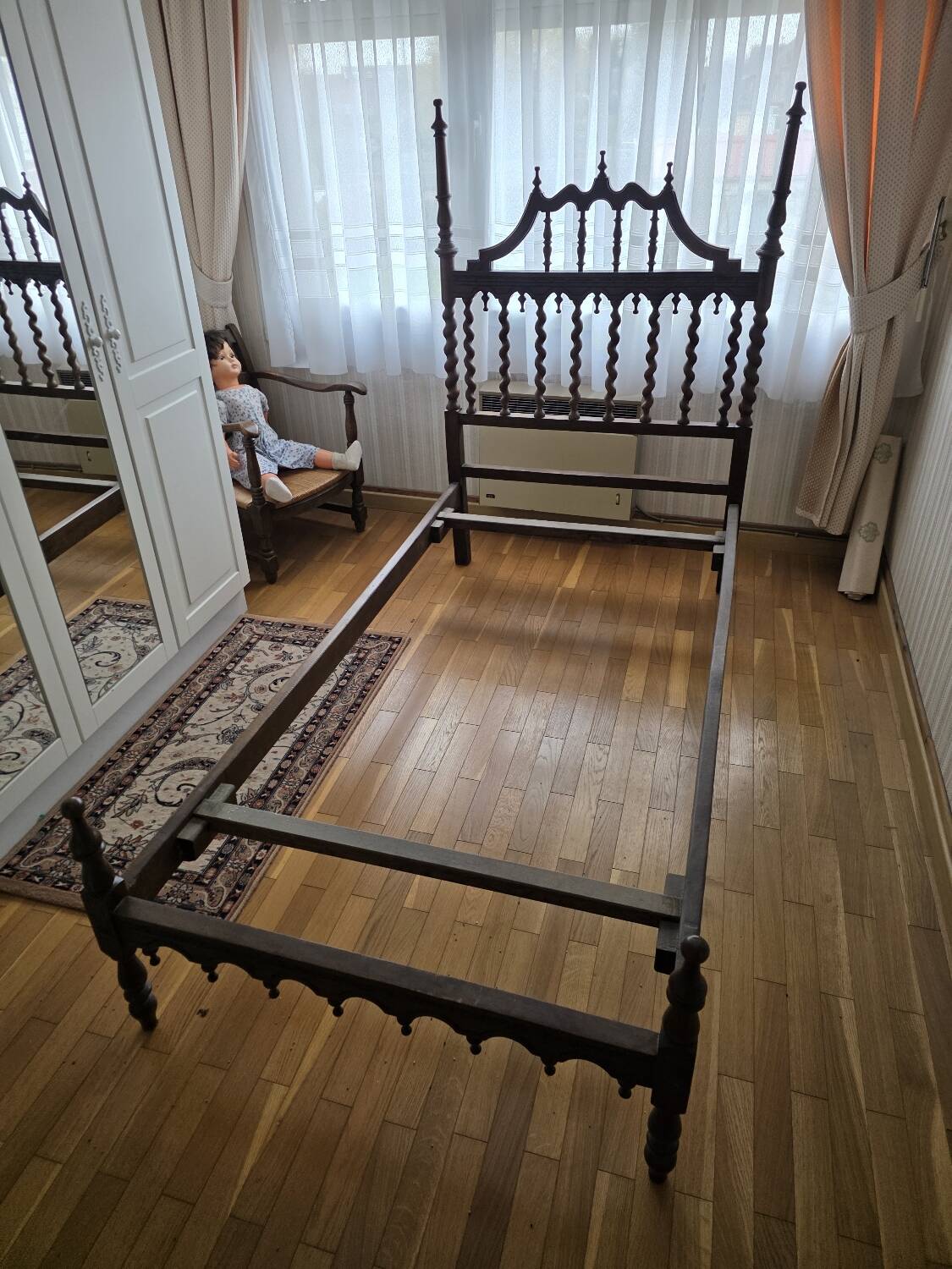 Paire de lits en bois sculpté