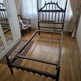 Paire de lits en bois sculpté