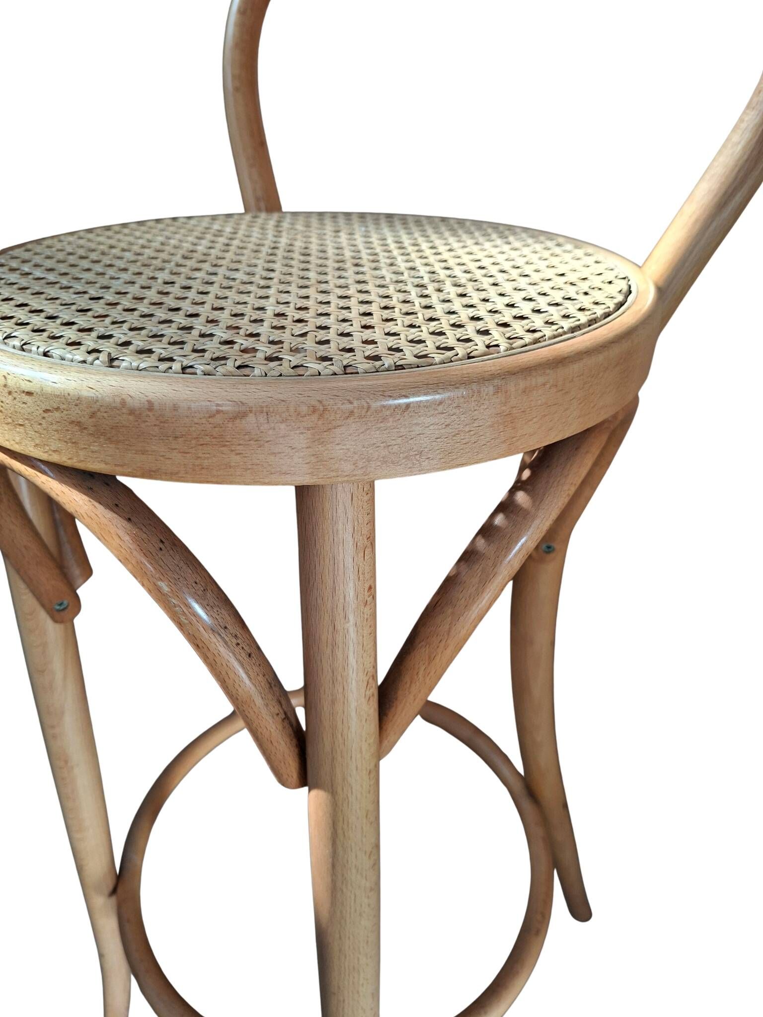 Ensemble de 5 tabourets style Thonet en bois courbé et paille de Vienne des années 70.