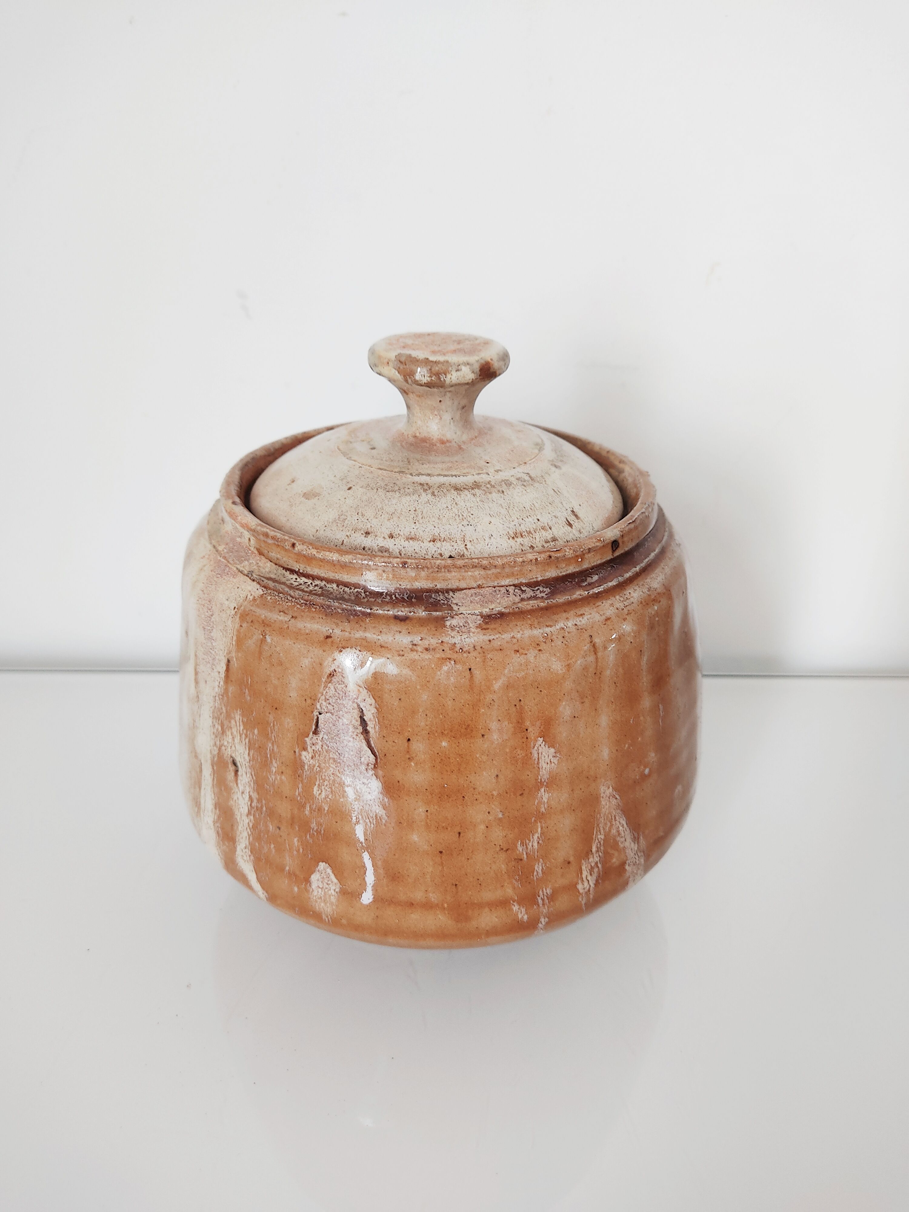 Pot couvert vintage en grès signé