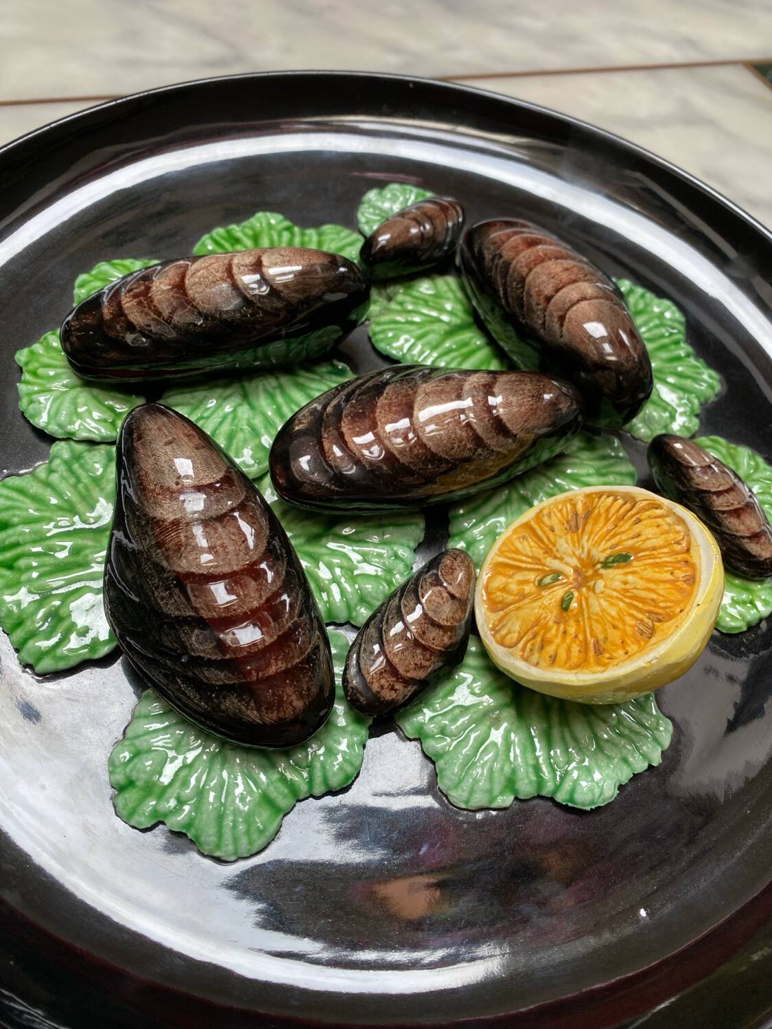 Assiette vintage barbotine Vallauris trompe l’oeil