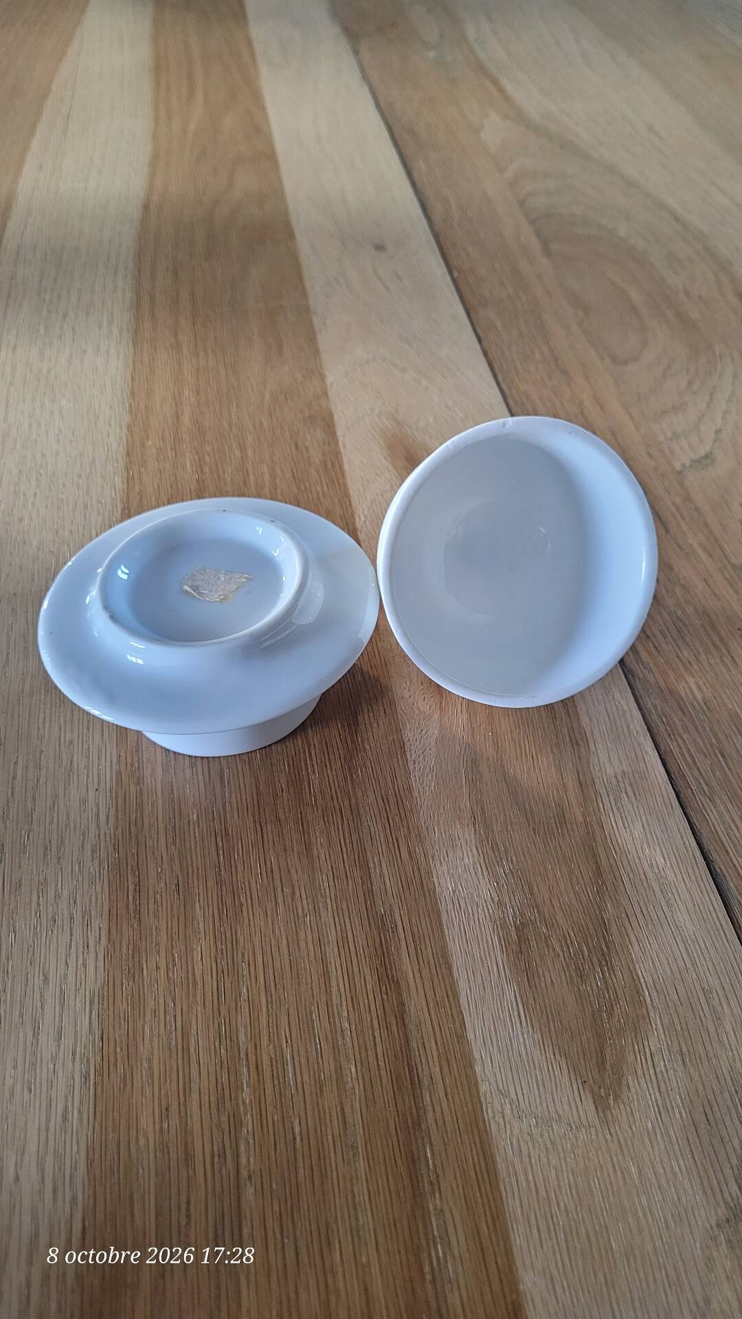 Beurrier en porcelaine blanche avec sa cloche assortie