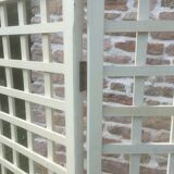 Off-white claustra screen